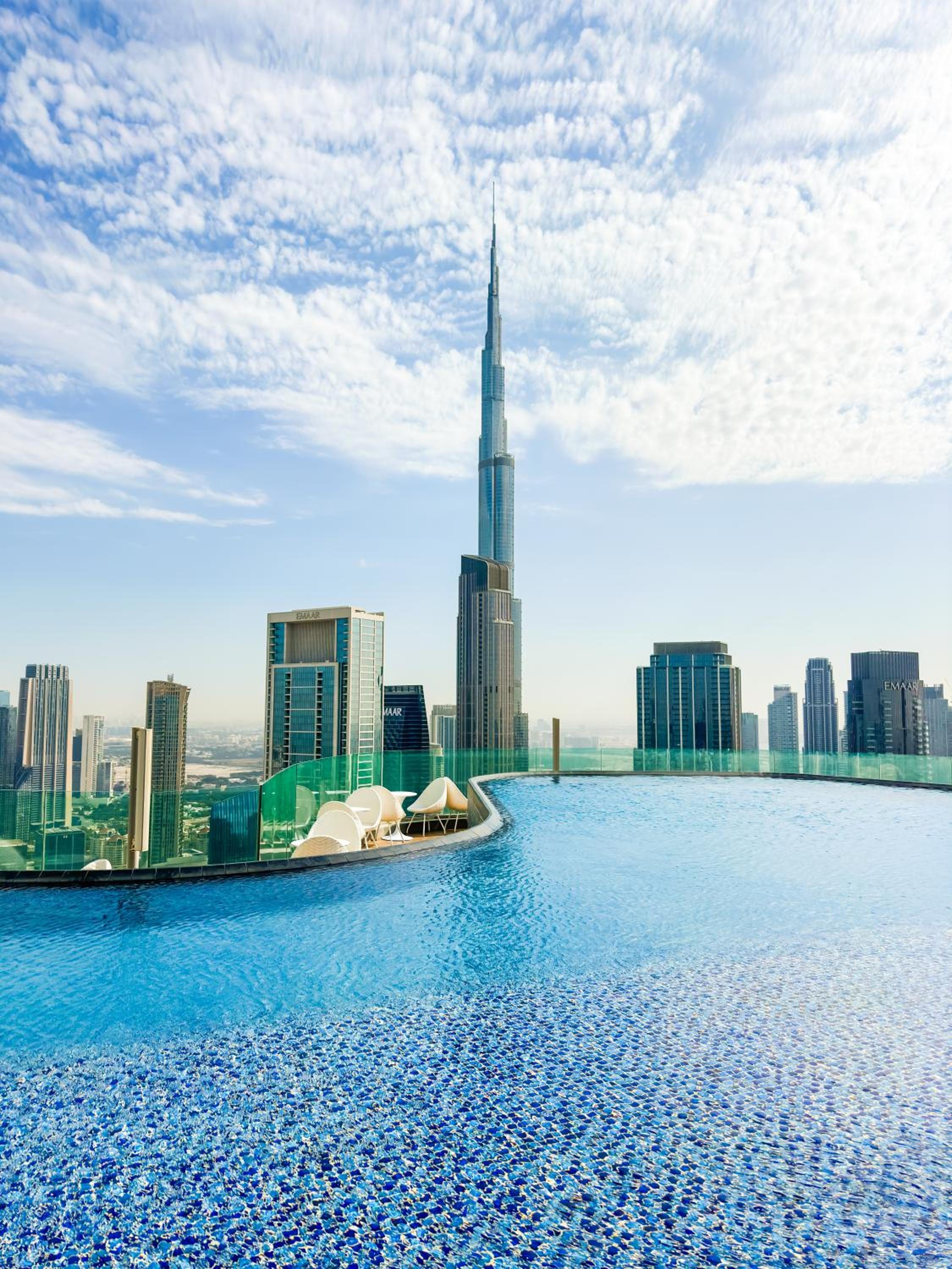 New Luxury 2 Bedroom with Burj Khalifa View & Spectacular Rooftop Infinity Pool Bar