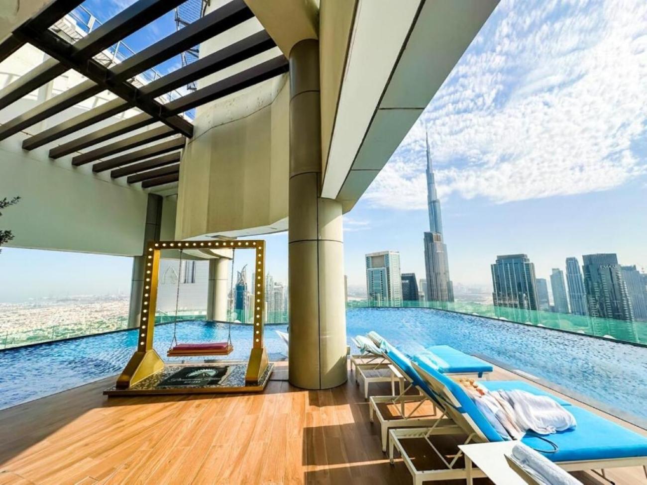 New Luxury 2 Bedroom with Burj Khalifa View & Spectacular Rooftop Infinity Pool Bar