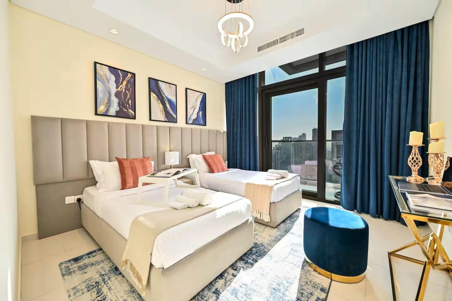New Luxury 2 Bedroom with Burj Khalifa View & Spectacular Rooftop Infinity Pool Bar