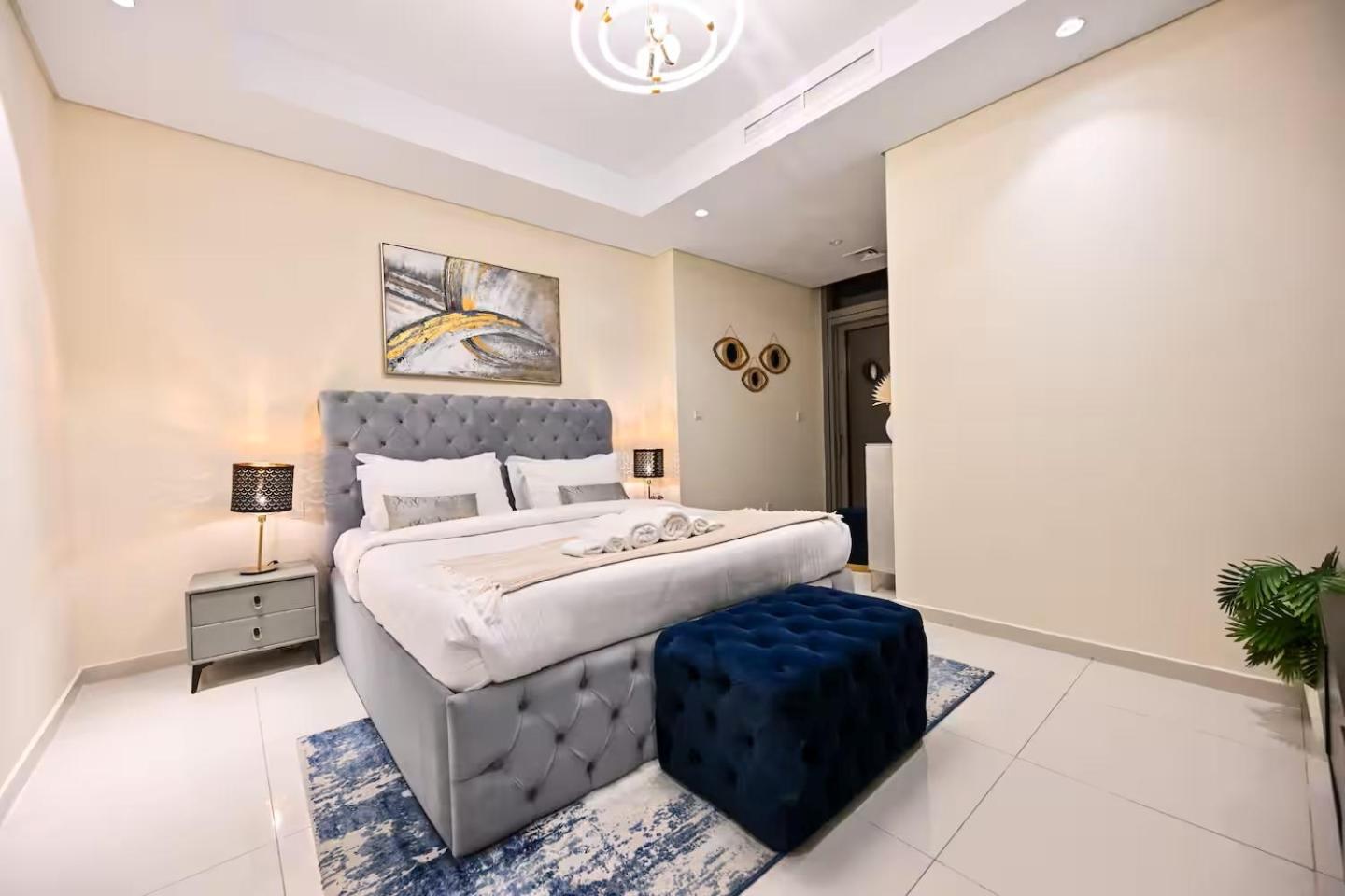 New Luxury 2 Bedroom with Burj Khalifa View & Spectacular Rooftop Infinity Pool Bar