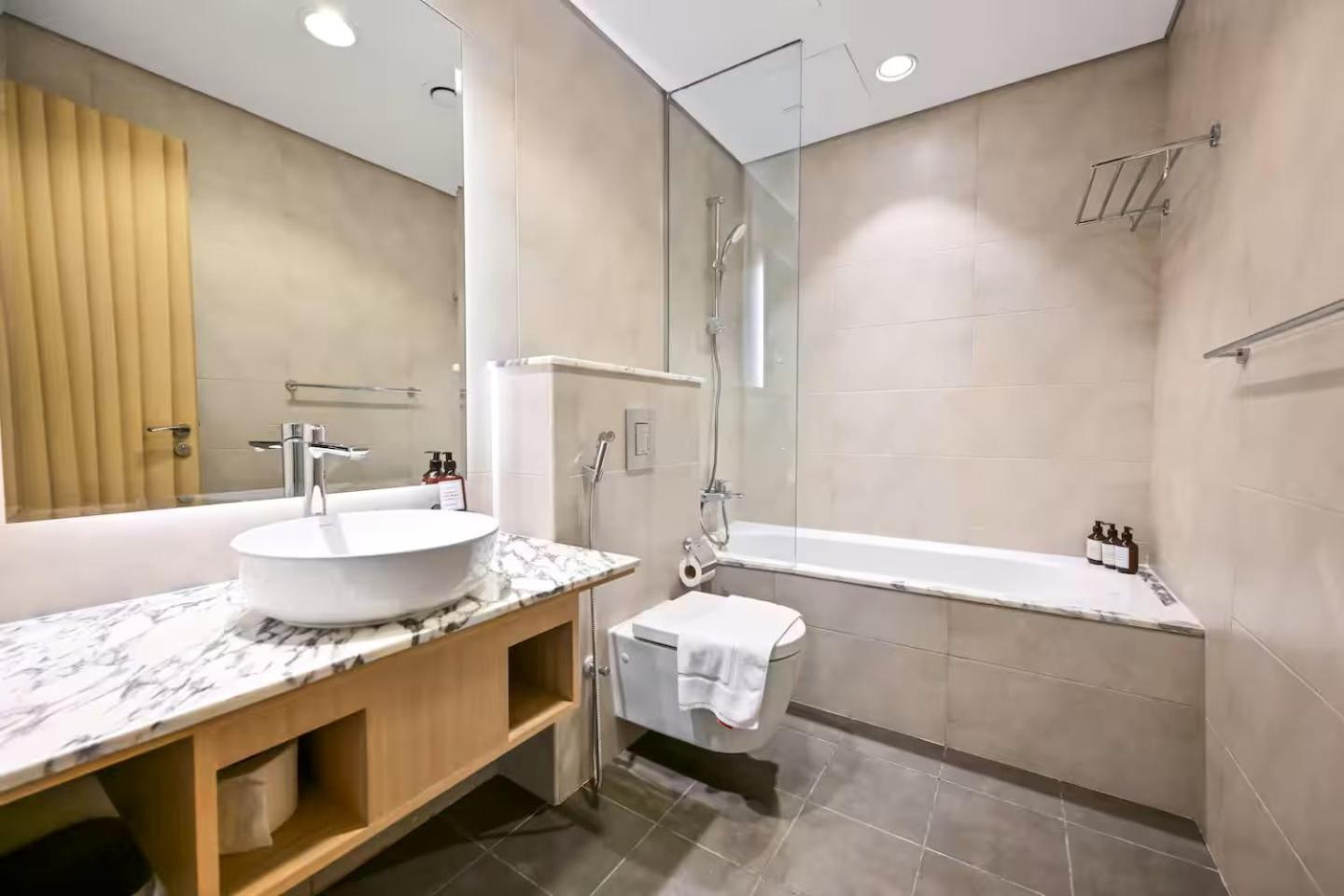 New Luxury 2 Bedroom with Burj Khalifa View & Spectacular Rooftop Infinity Pool Bar