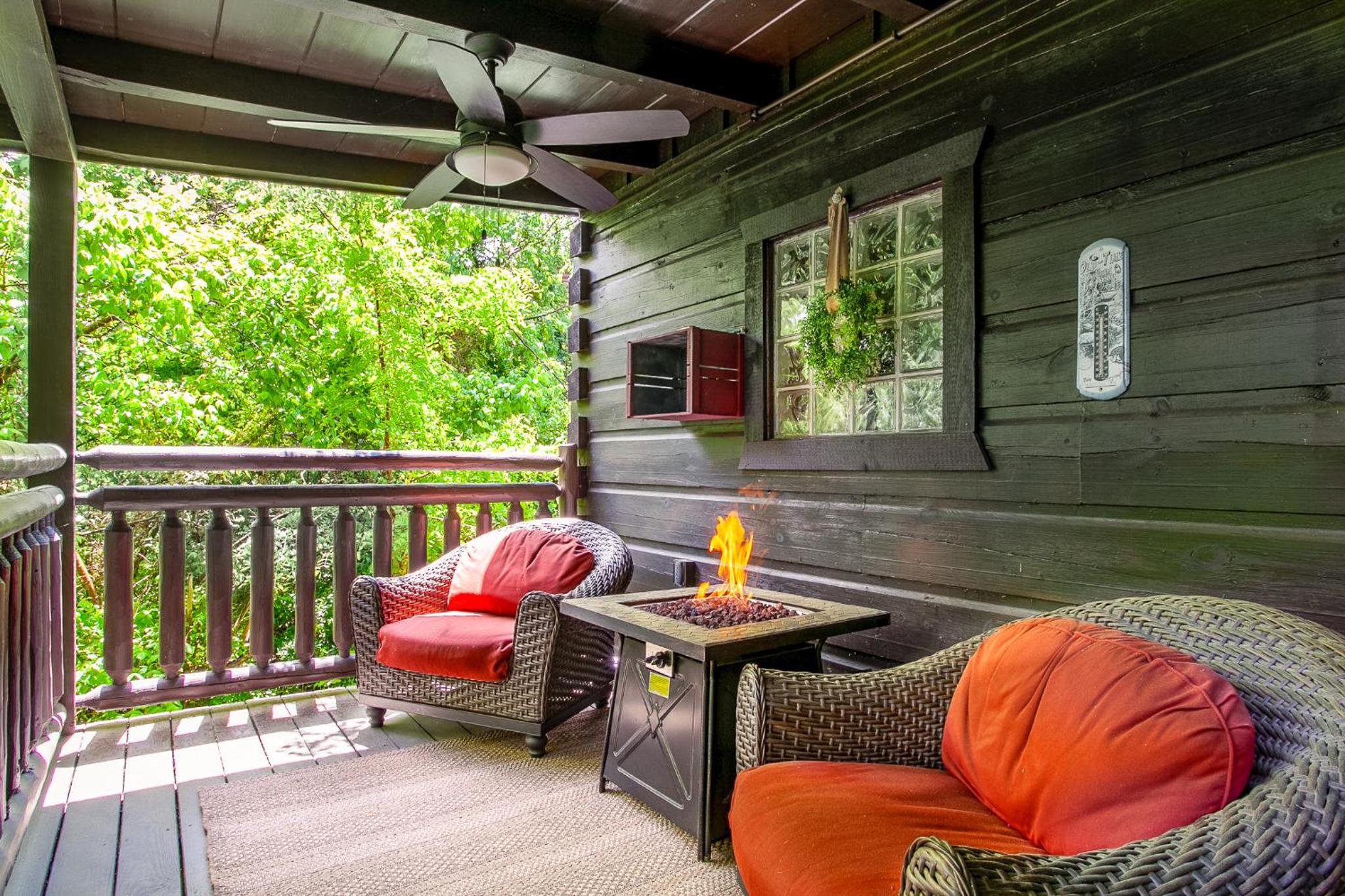 Bear Hugs - Hot Tub, 2 Fire Pits, and Fireplace