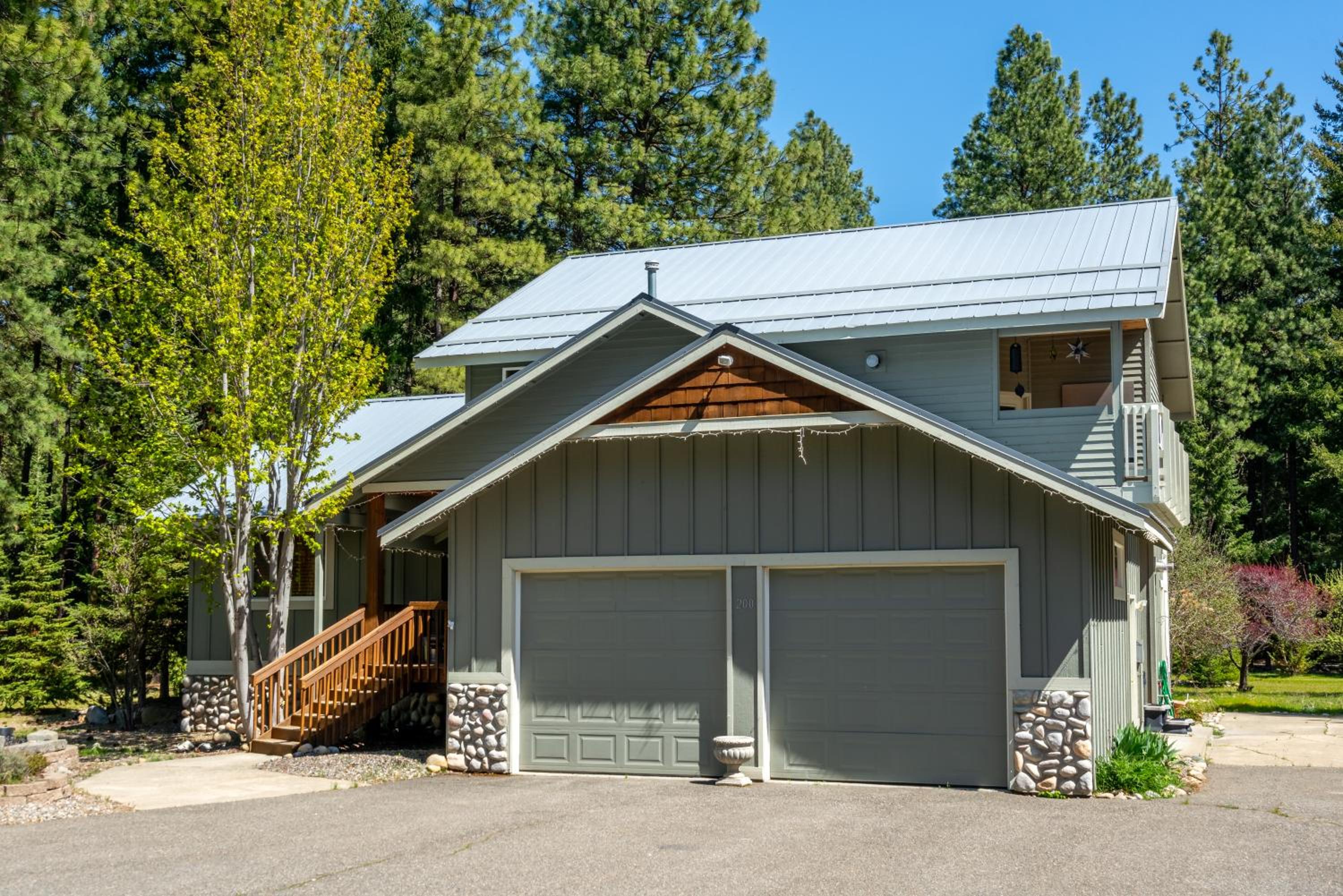 Cozy Pine Cabin Private Pool Access & Family Fun