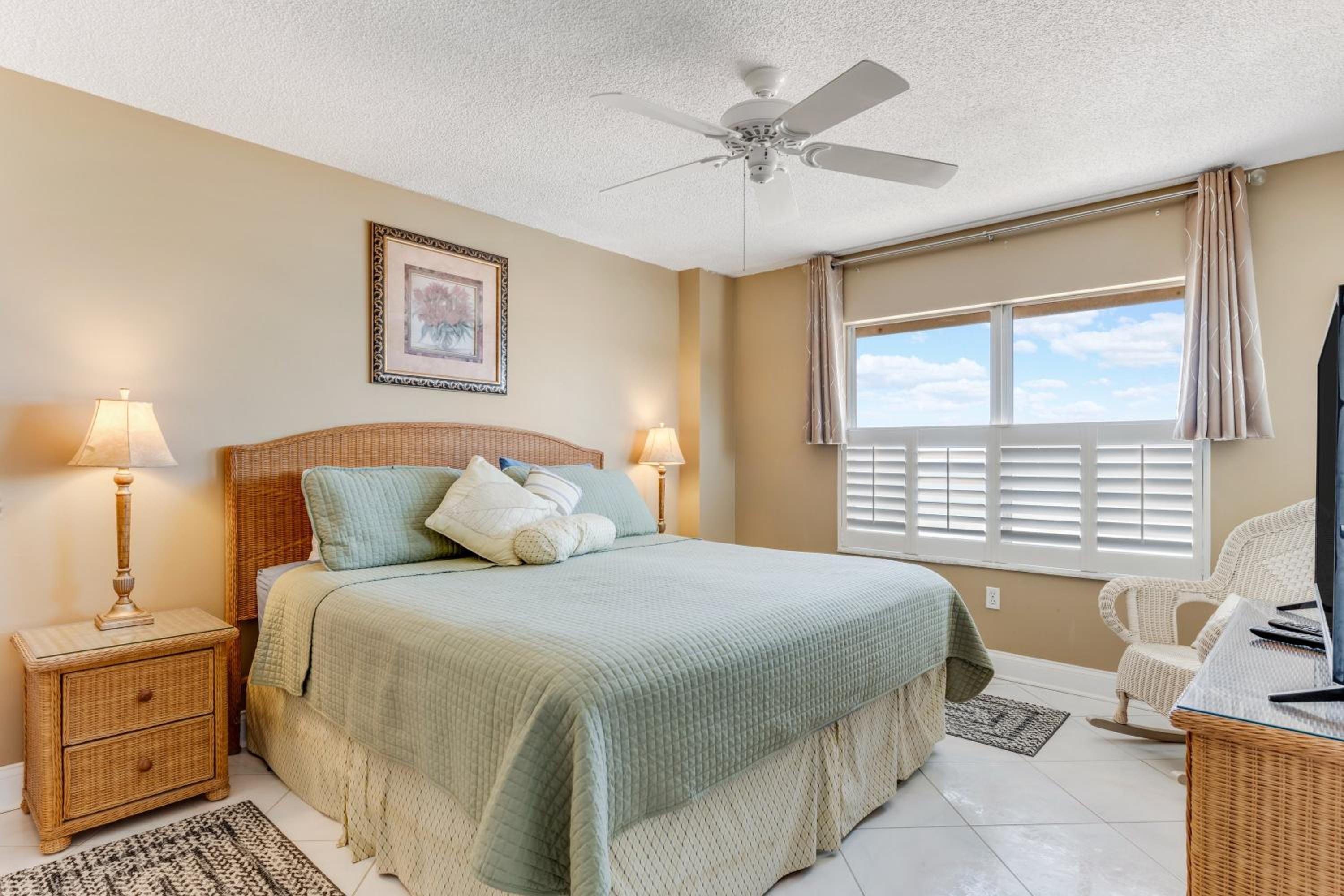 Direct oceanfront corner condo with spacious balcony and heated beachfront pool