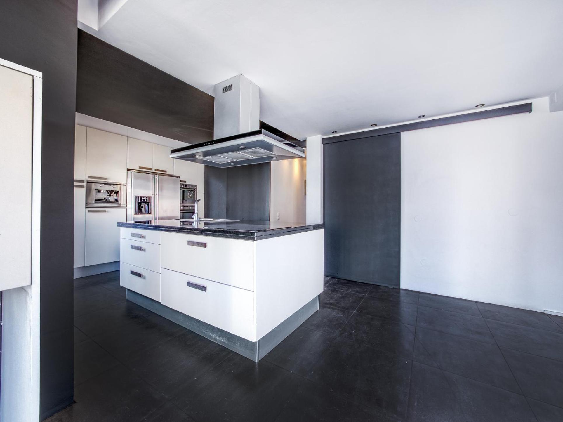 Luxury 4 bedroom with 3 bathroom Cascais Lisbon walking distance to beach