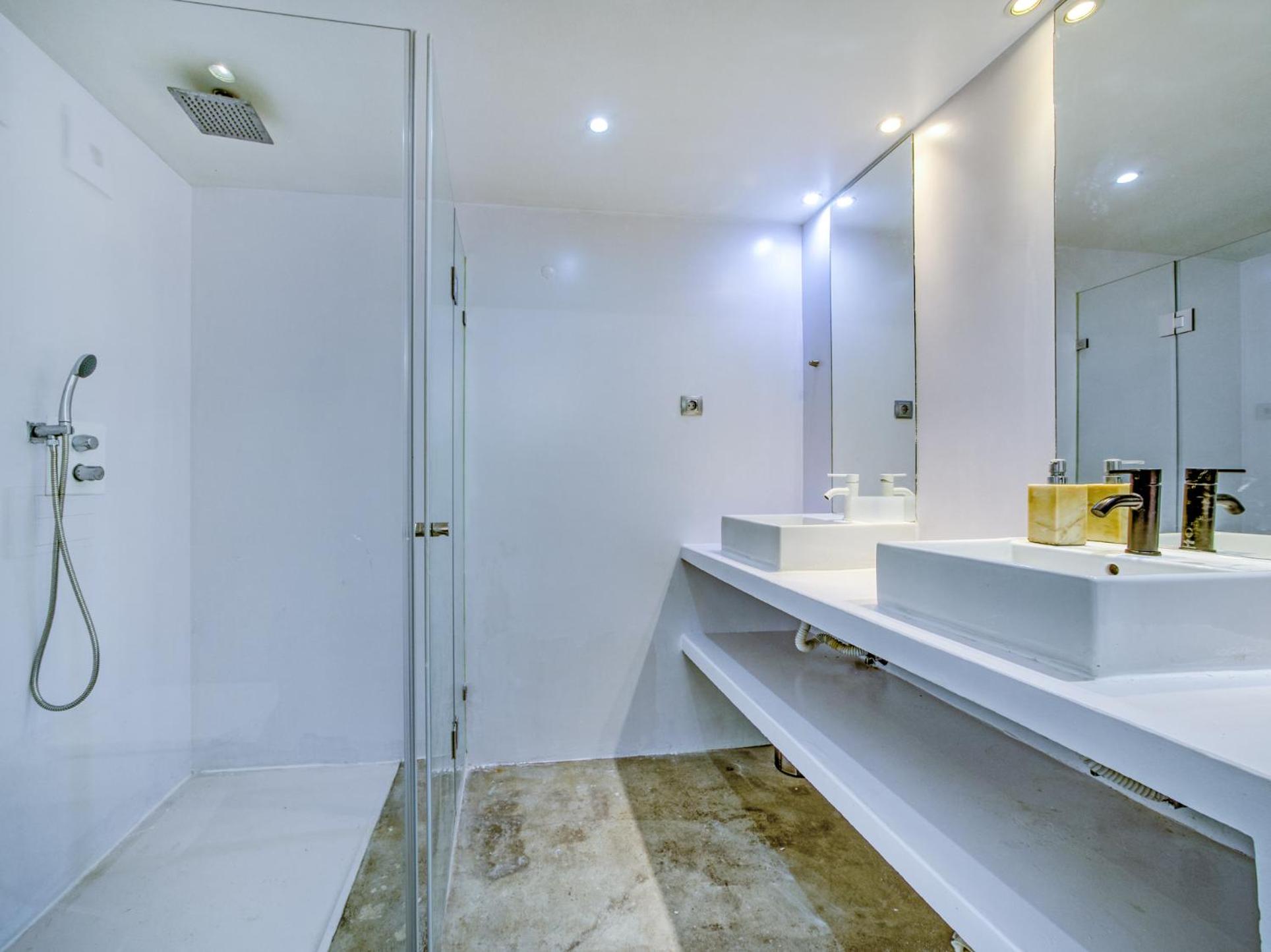 Luxury 4 bedroom with 3 bathroom Cascais Lisbon walking distance to beach