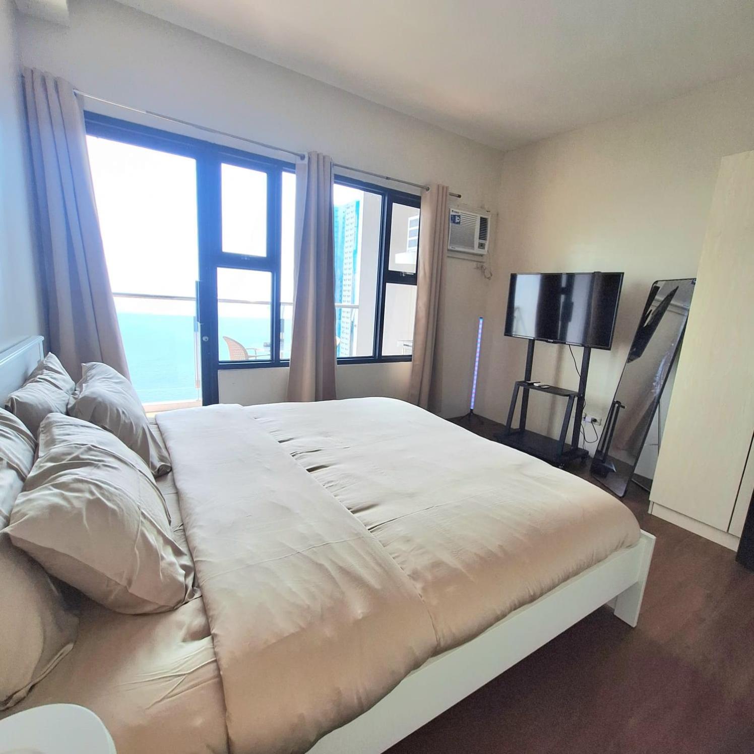 STAYLUXIA BOUTIQUE HOTEL MANILABAYVIEW - 1-5 BR Luxury and Superior Condos with, Balcony, Pool, Netflix & Gym- Housekeeping Available -