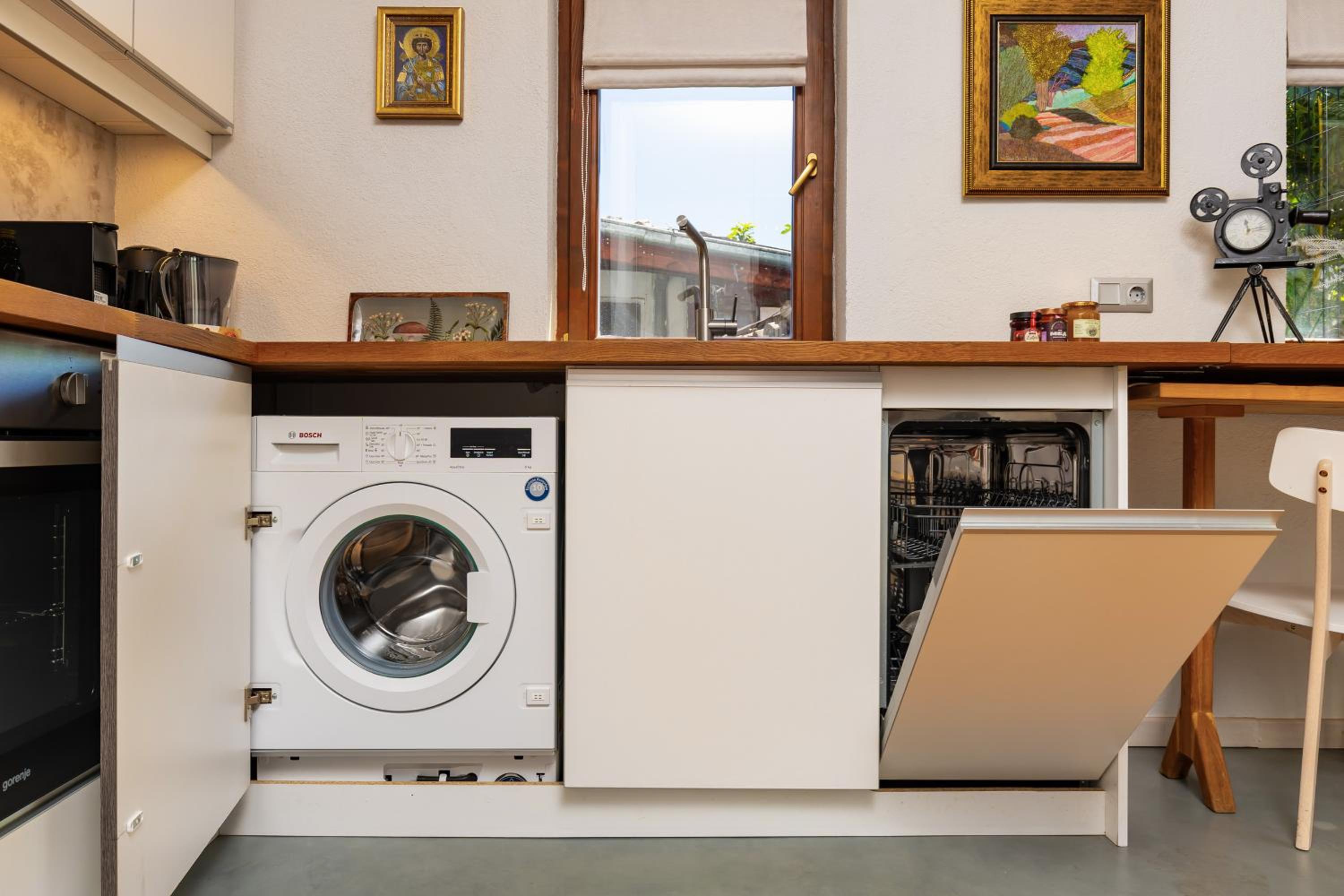 Old Town 2BR Spacious House with Private Garden and Free Parking