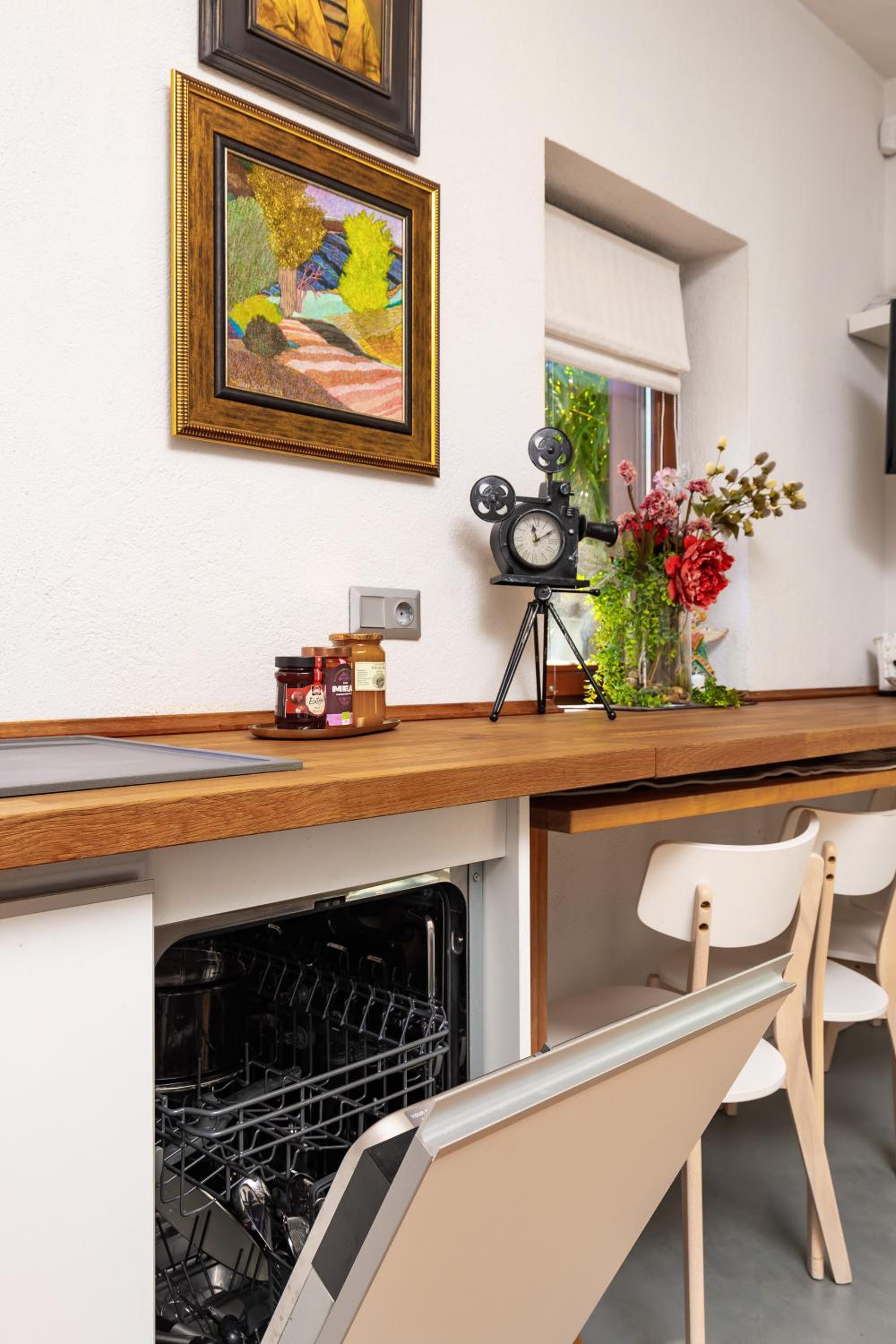 Old Town 2BR Spacious House with Private Garden and Free Parking