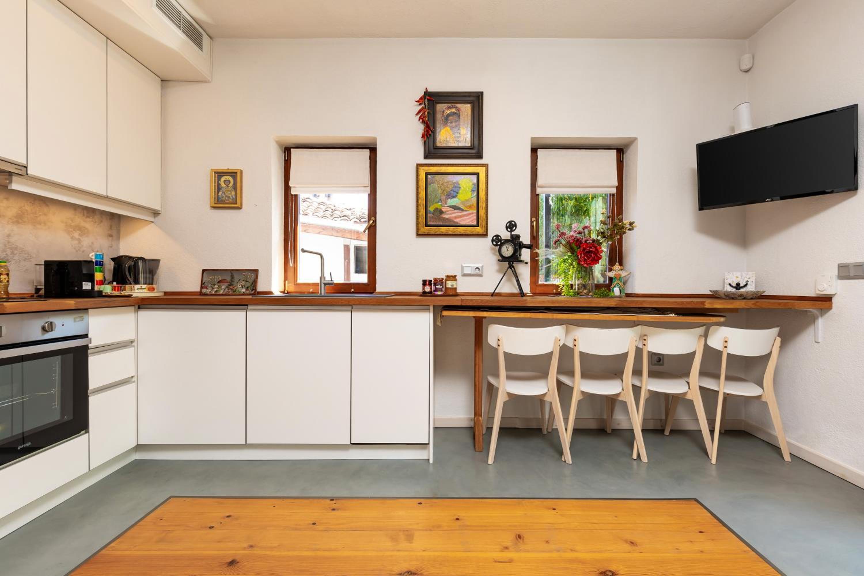 Old Town 2BR Spacious House with Private Garden and Free Parking