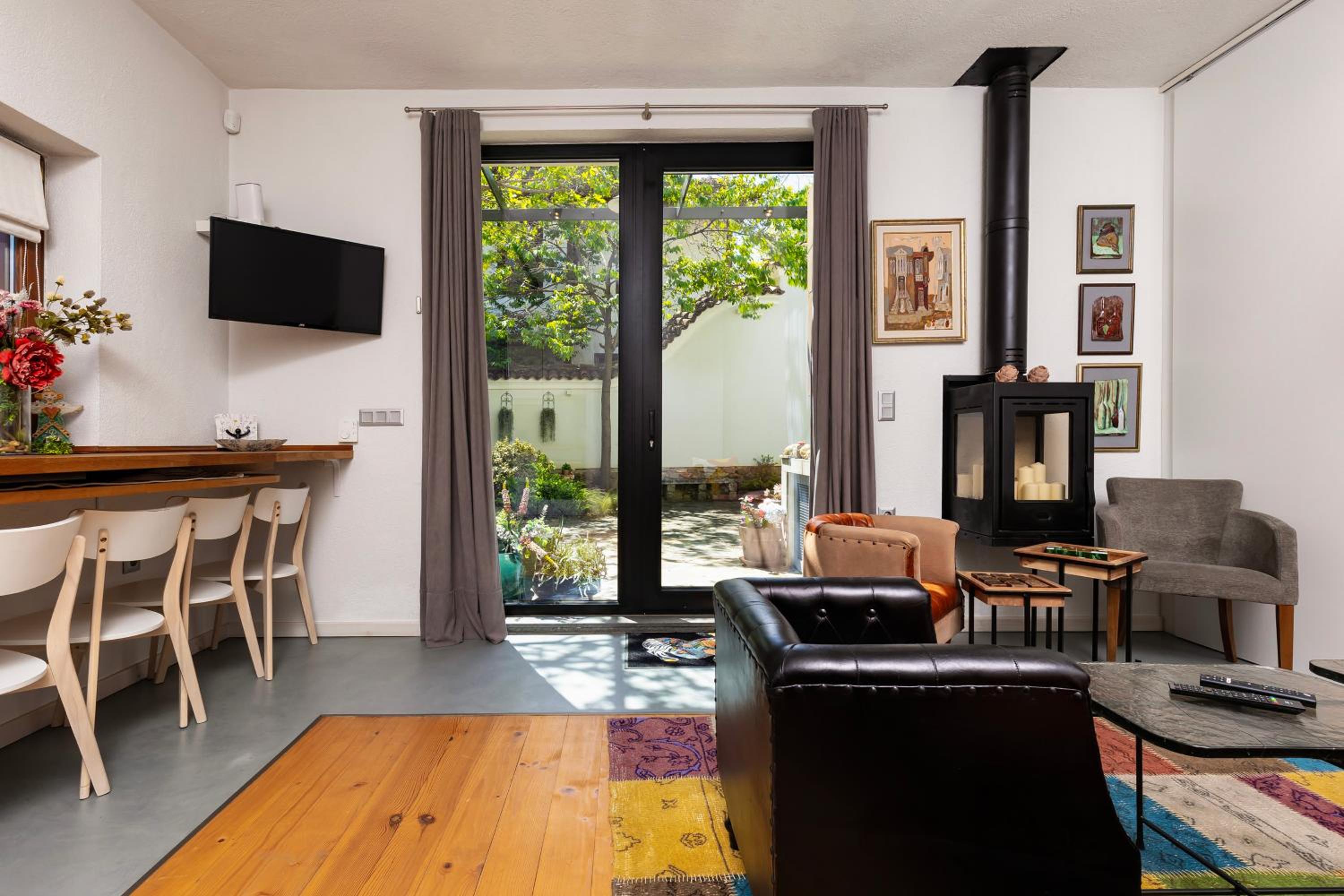 Old Town 2BR Spacious House with Private Garden and Free Parking