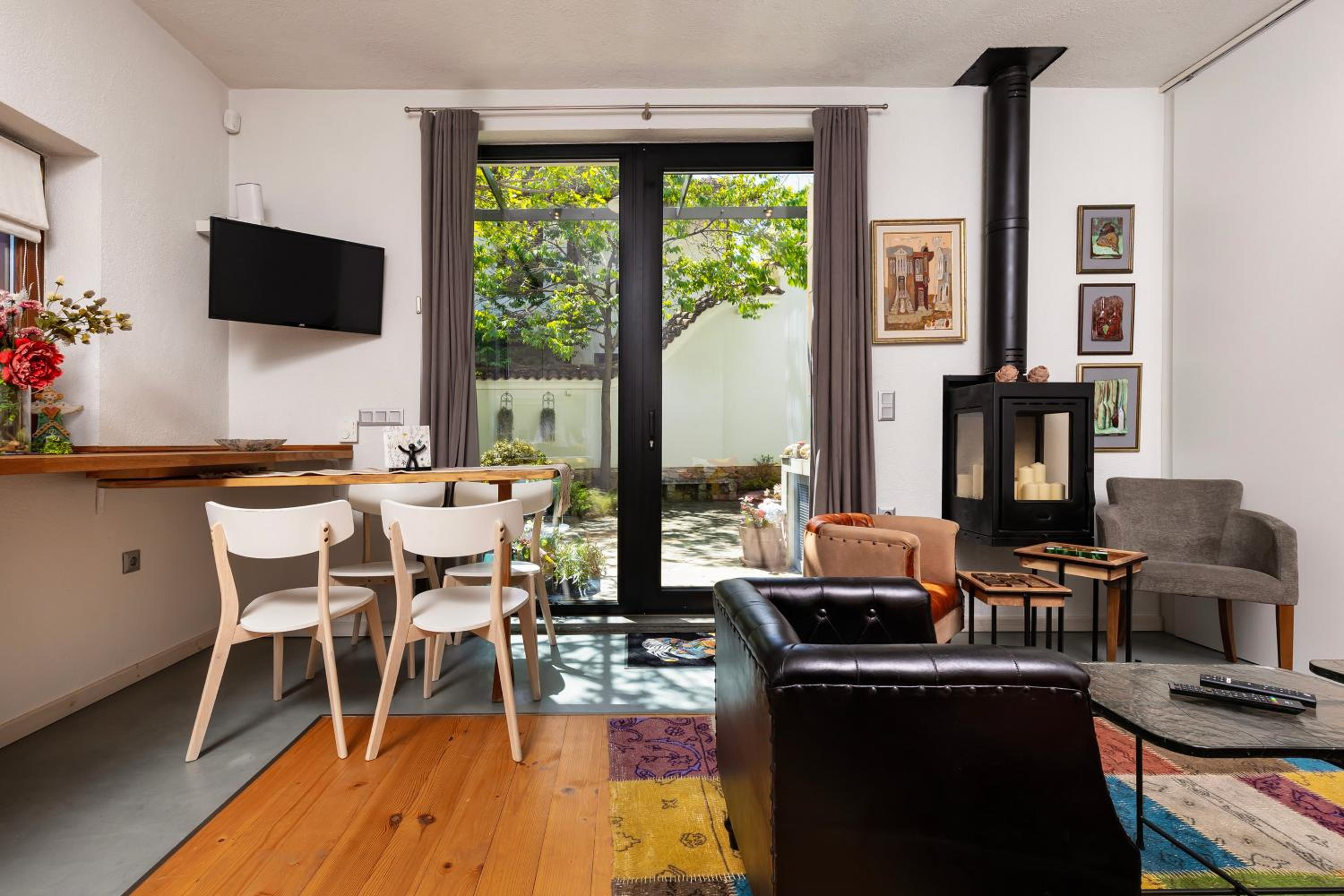 Old Town 2BR Spacious House with Private Garden and Free Parking