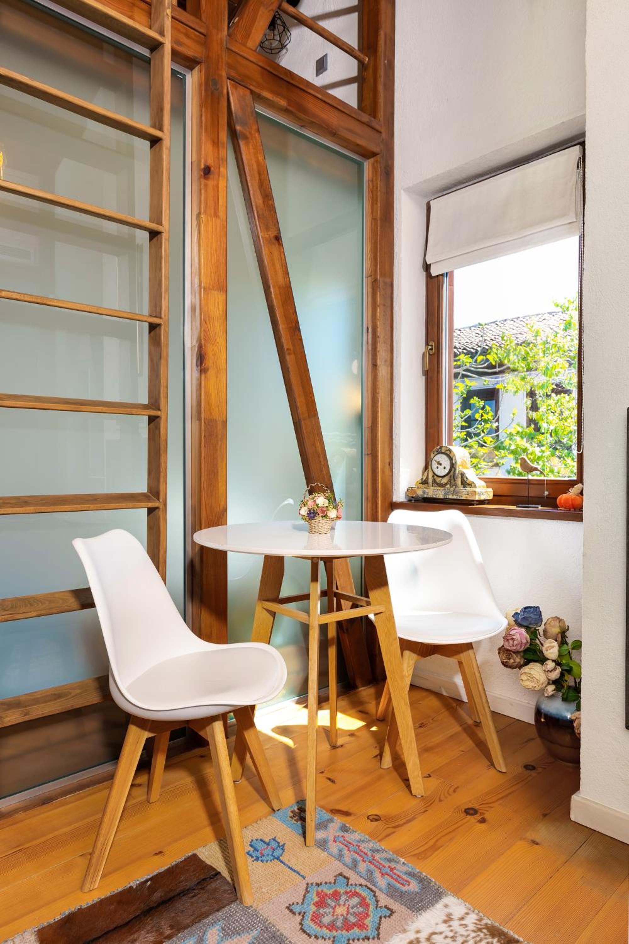 Old Town 2BR Spacious House with Private Garden and Free Parking