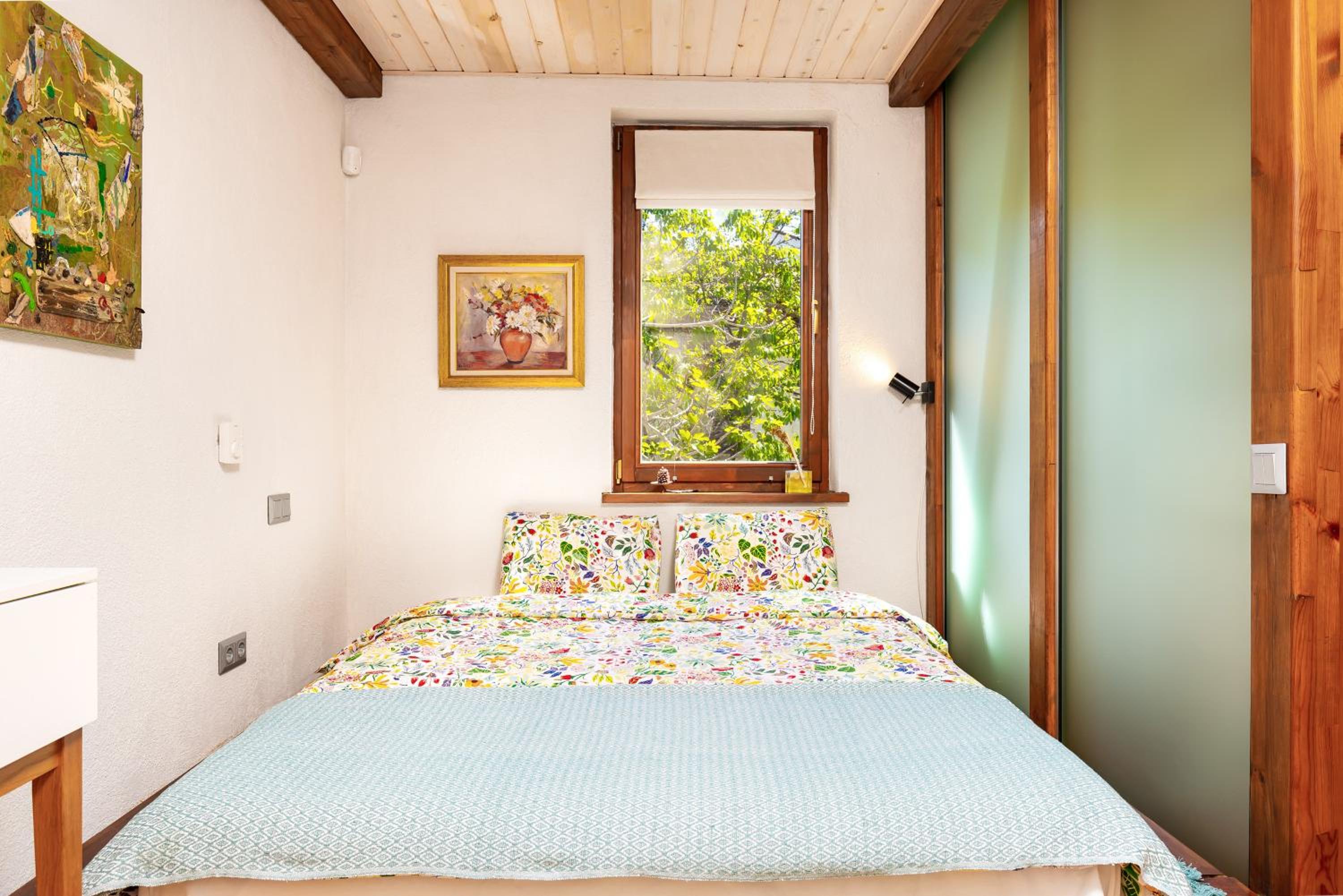 Old Town 2BR Spacious House with Private Garden and Free Parking