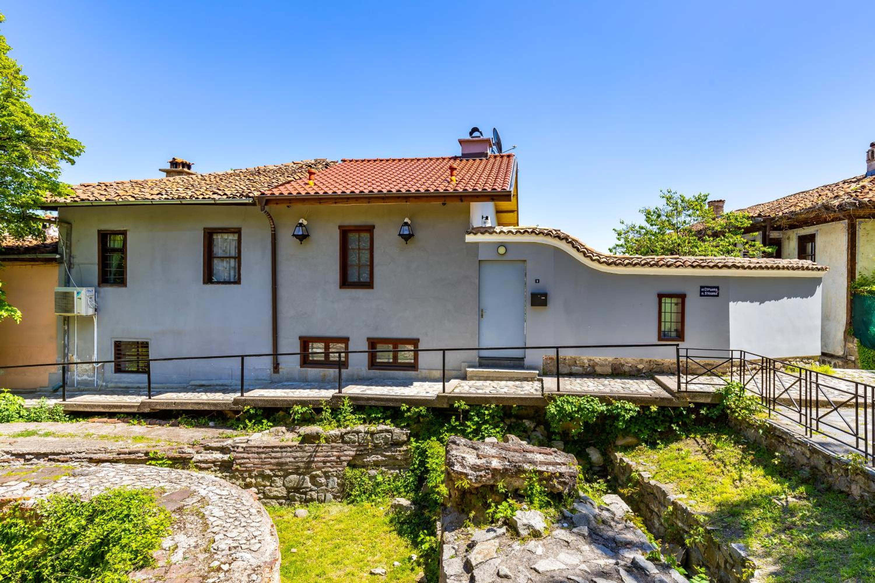 Old Town 2BR Spacious House with Private Garden and Free Parking