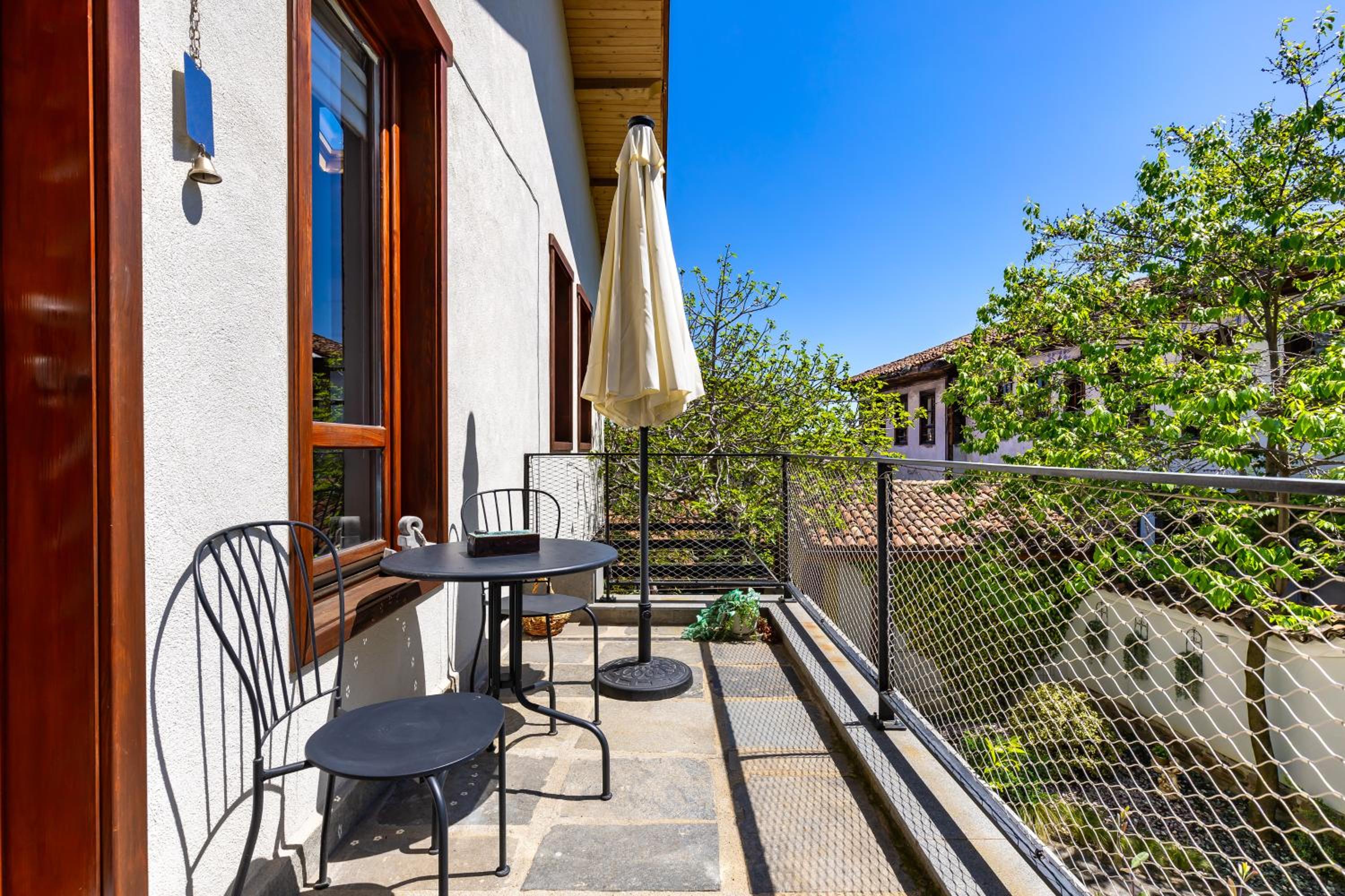 Old Town 2BR Spacious House with Private Garden and Free Parking