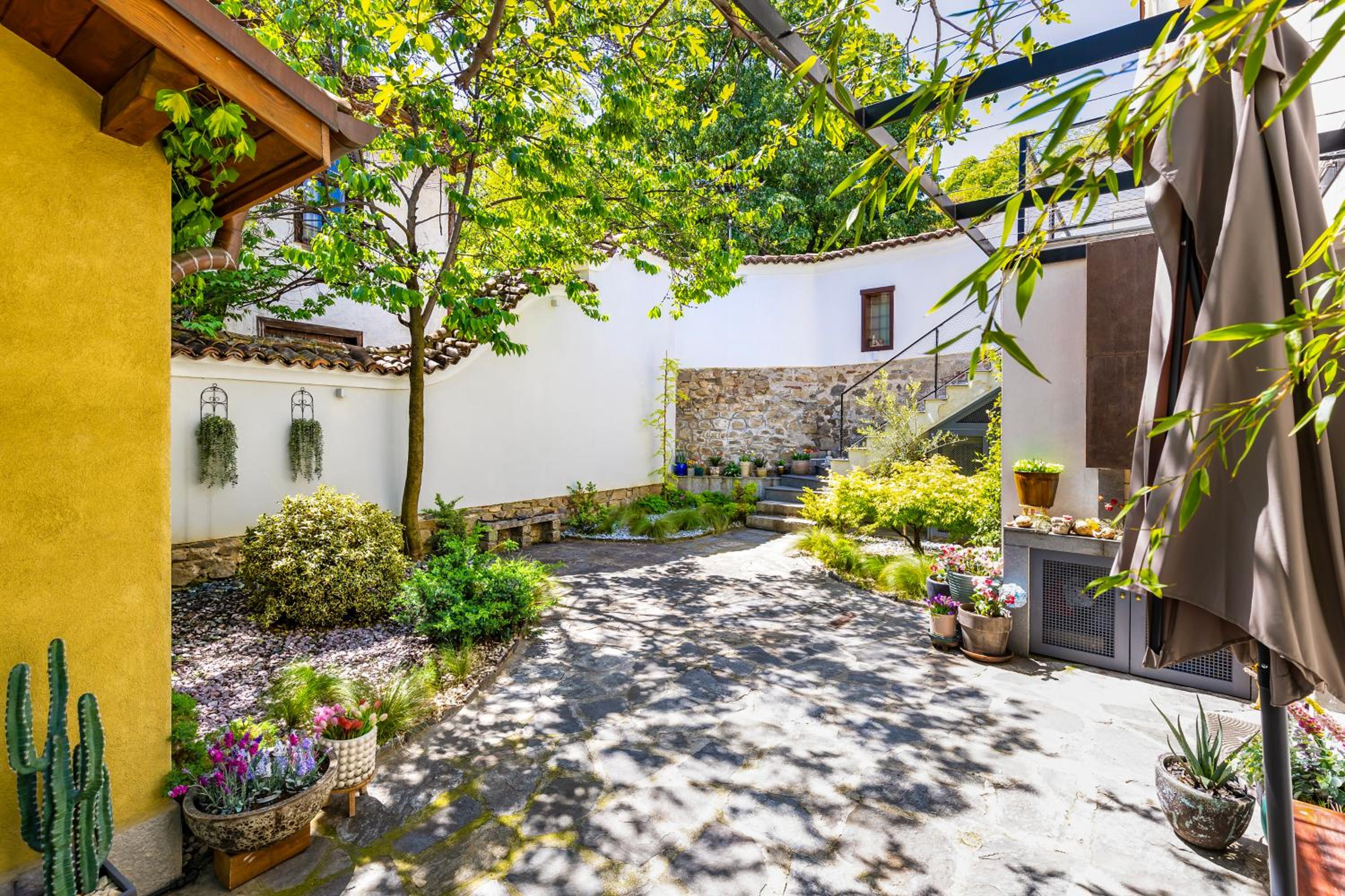 Old Town 2BR Spacious House with Private Garden and Free Parking