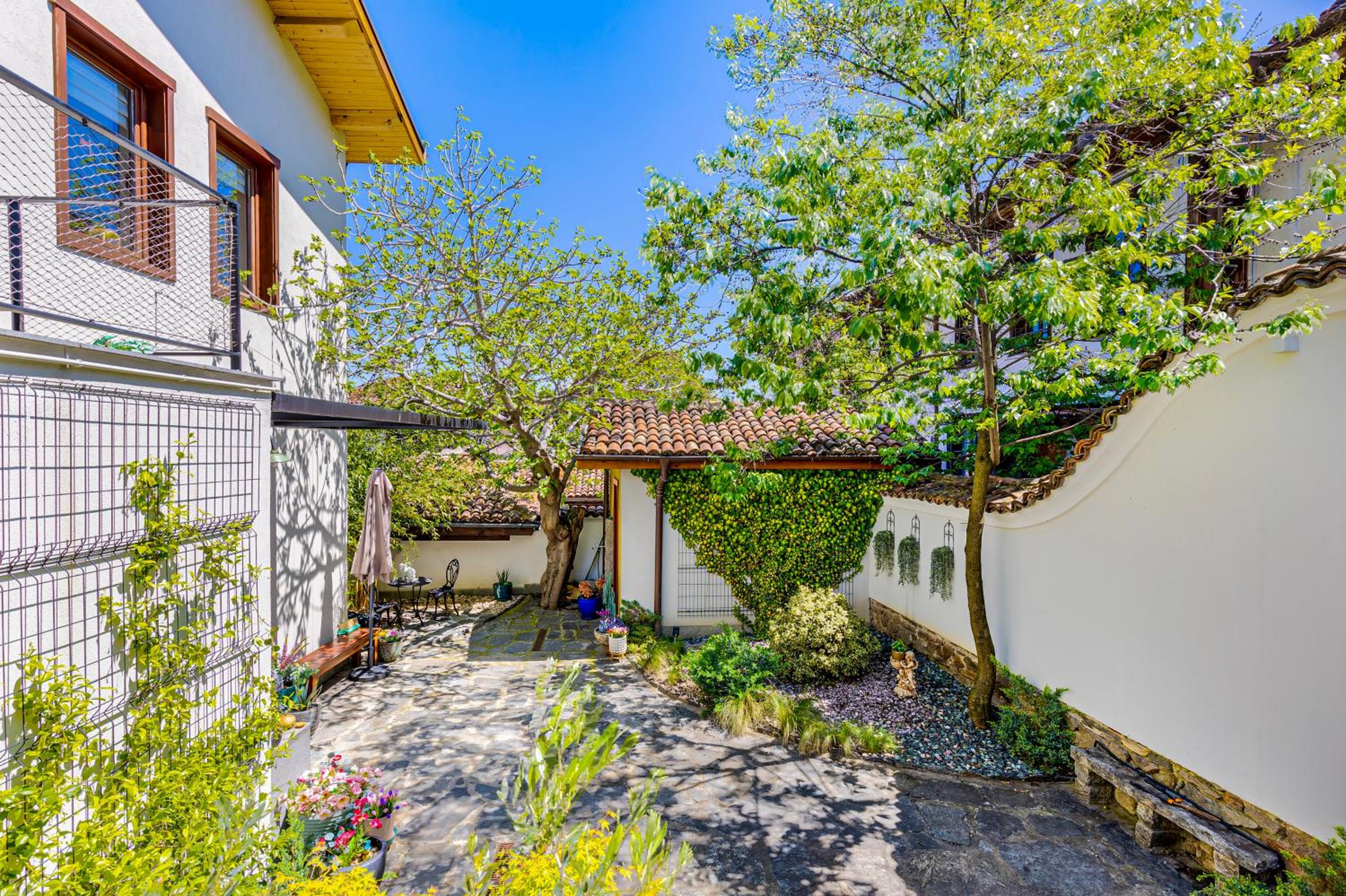 Old Town 2BR Spacious House with Private Garden and Free Parking