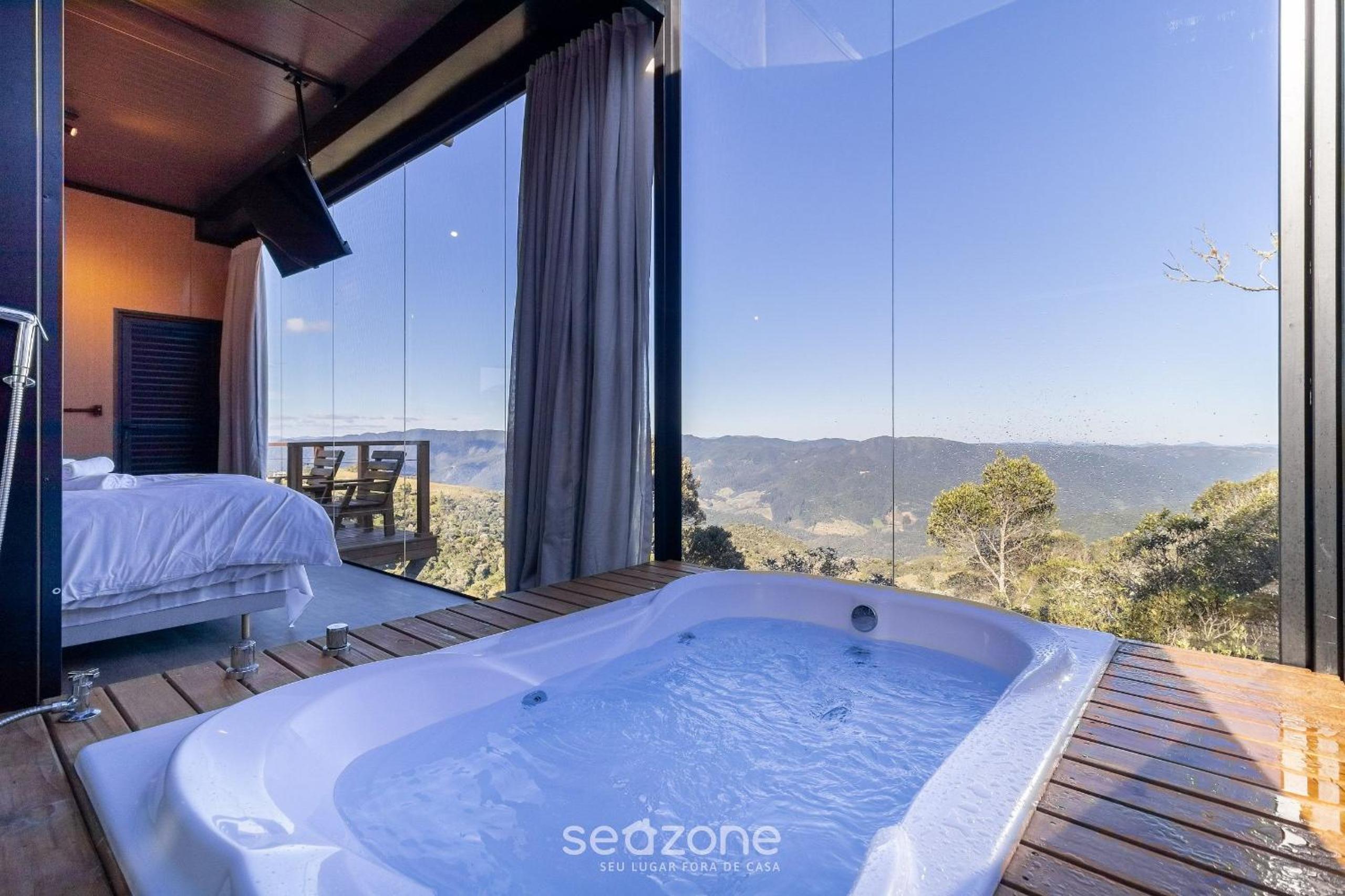 Romantic cabin with view and hot tub | VST036