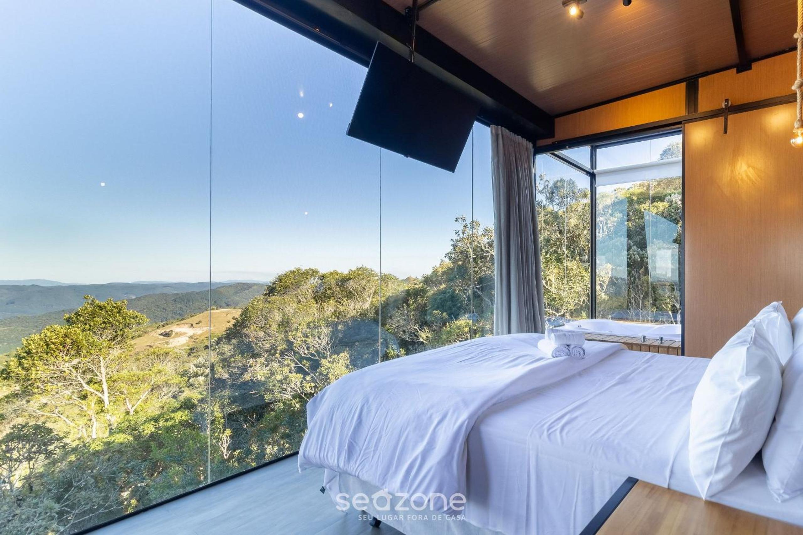 Romantic cabin with view and hot tub | VST036