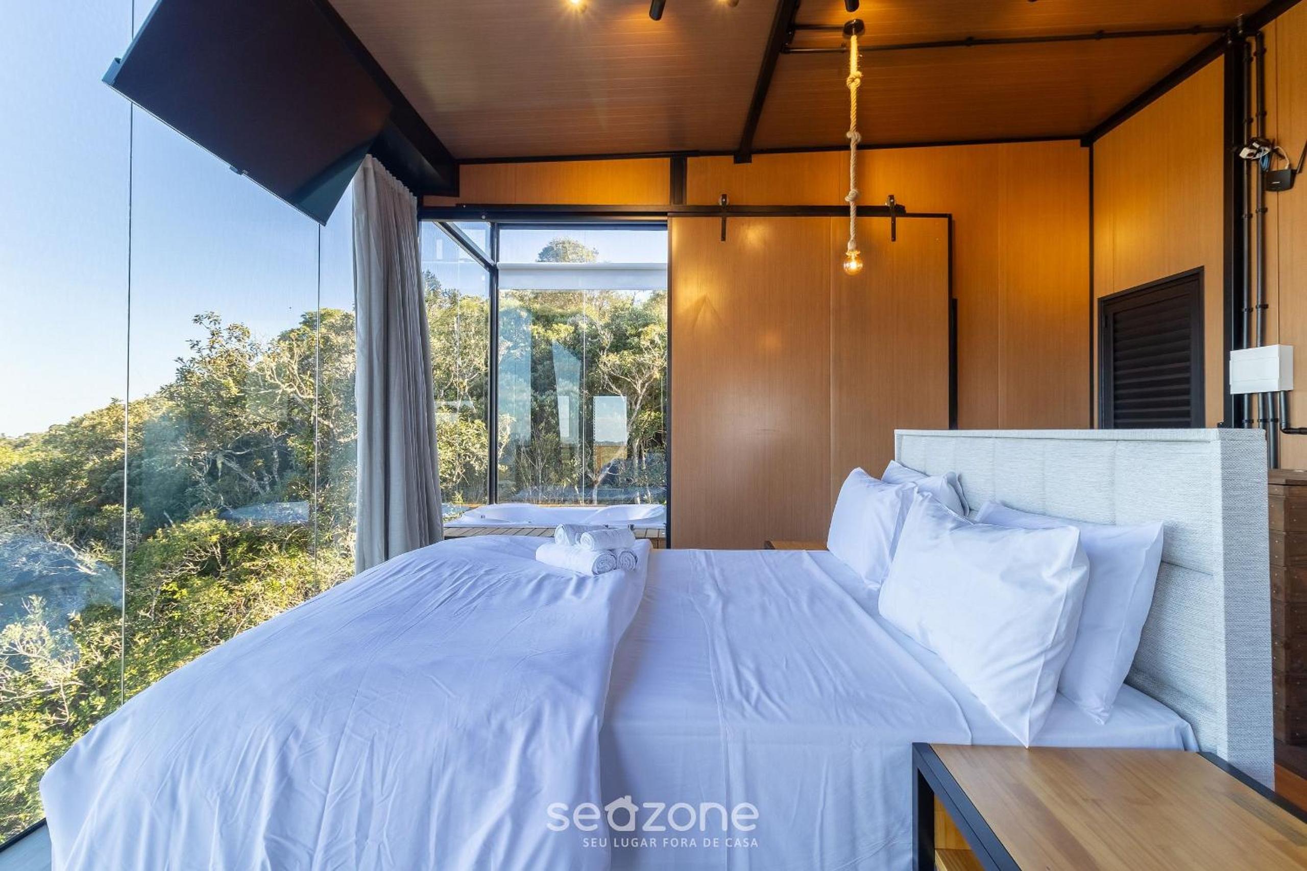 Romantic cabin with view and hot tub | VST036