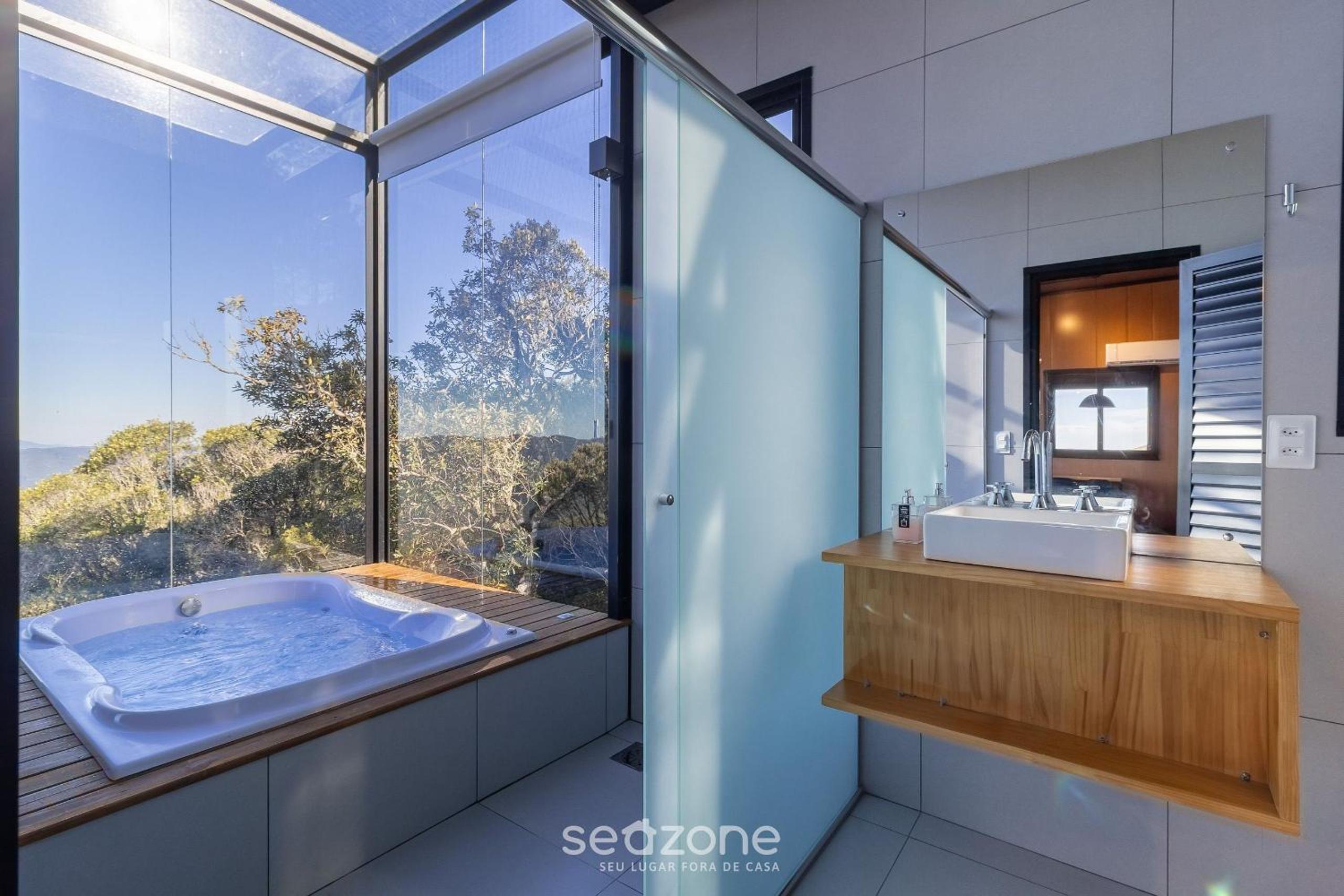 Romantic cabin with view and hot tub | VST036