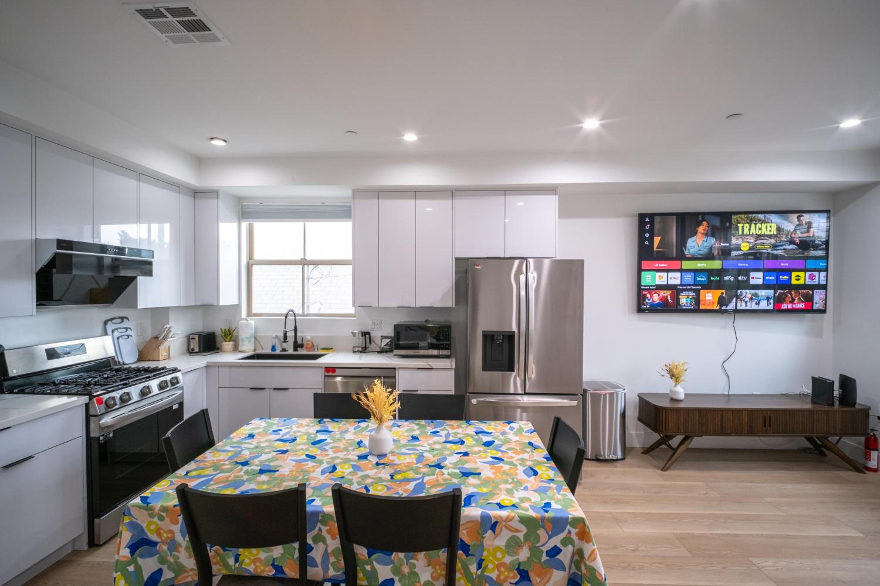 Stylish Private Room by Downtown LA with Private Parking