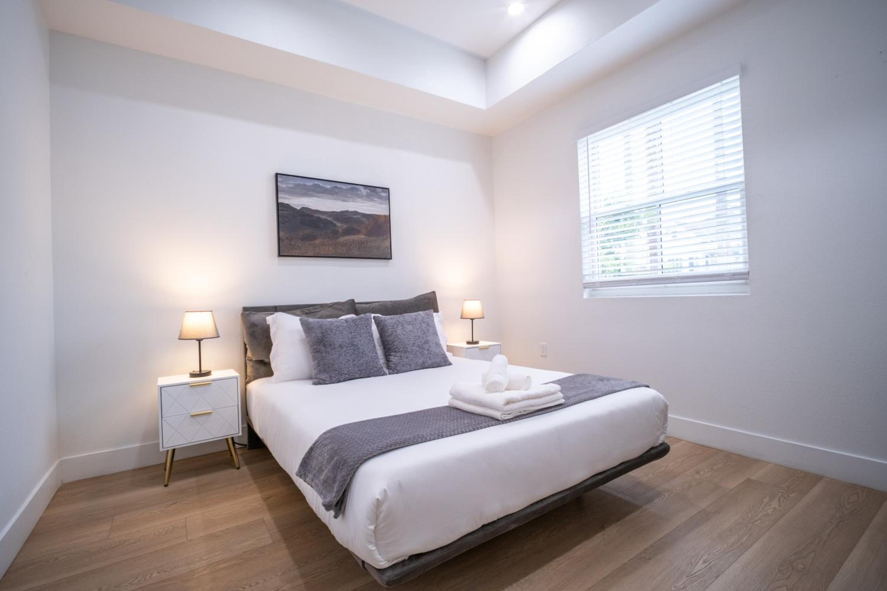Stylish Private Room by Downtown LA with Private Parking