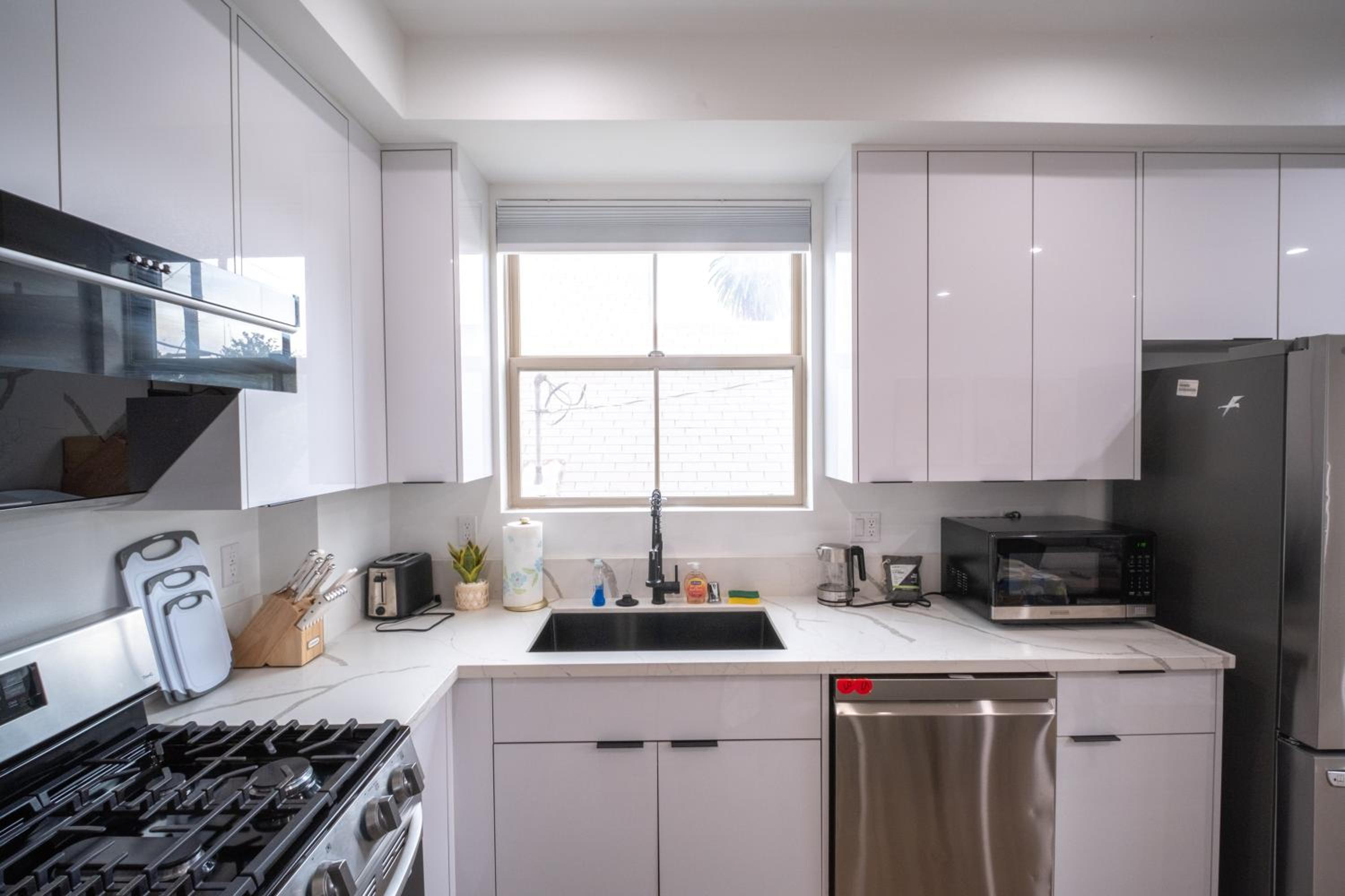 Stylish Private Room by Downtown LA with Private Parking