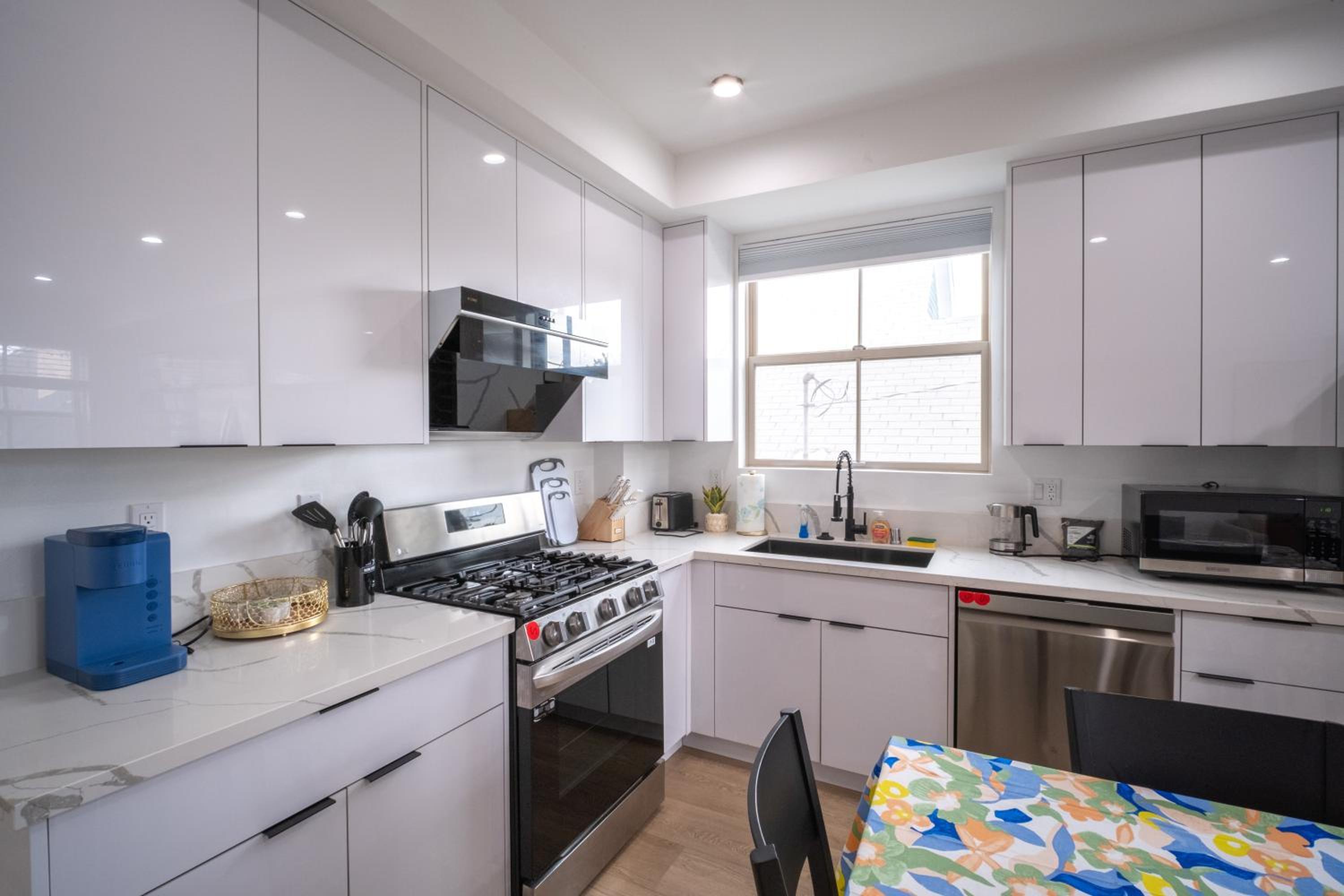 Stylish Private Room by Downtown LA with Private Parking