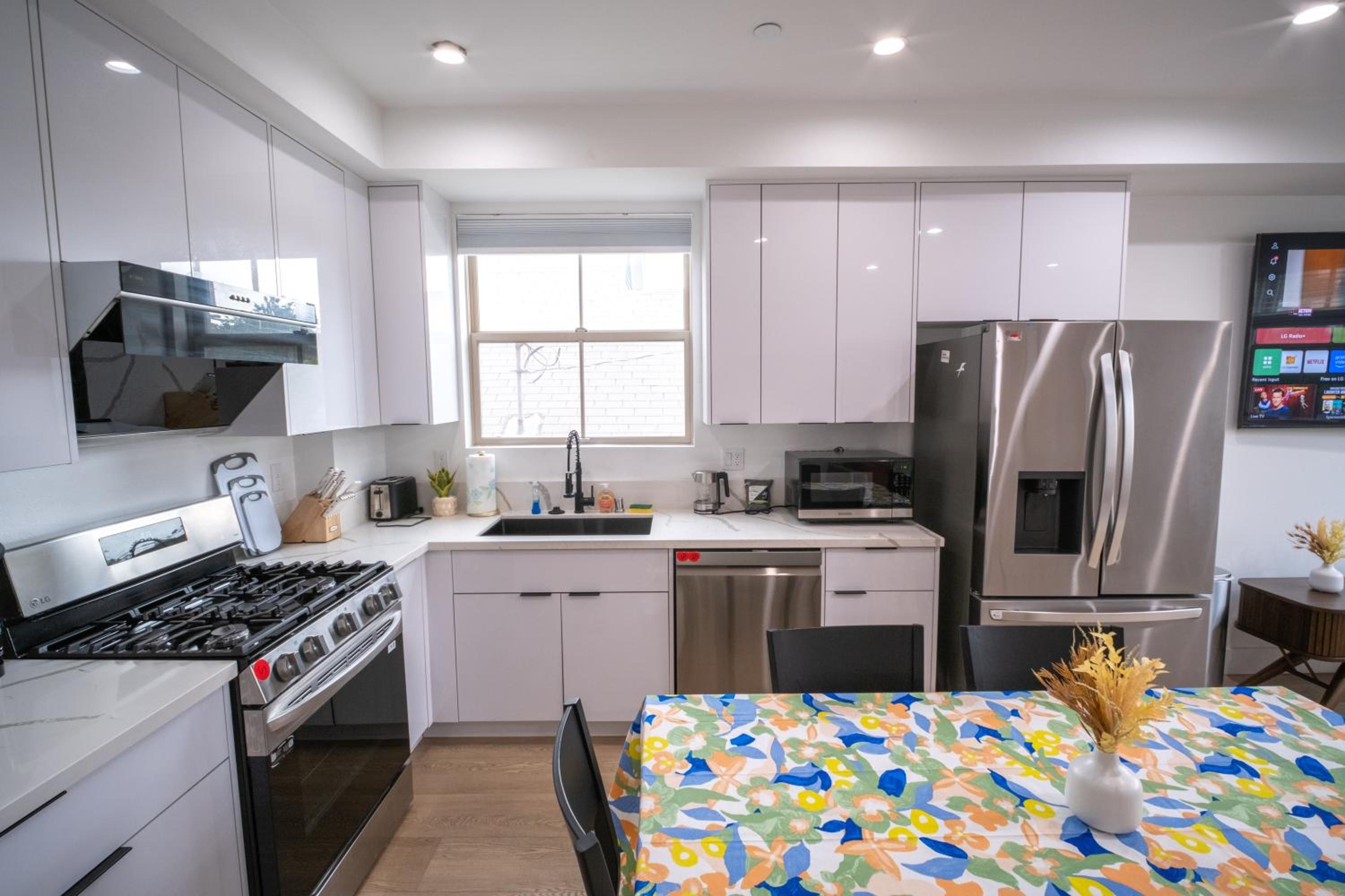 Stylish Private Room by Downtown LA with Private Parking