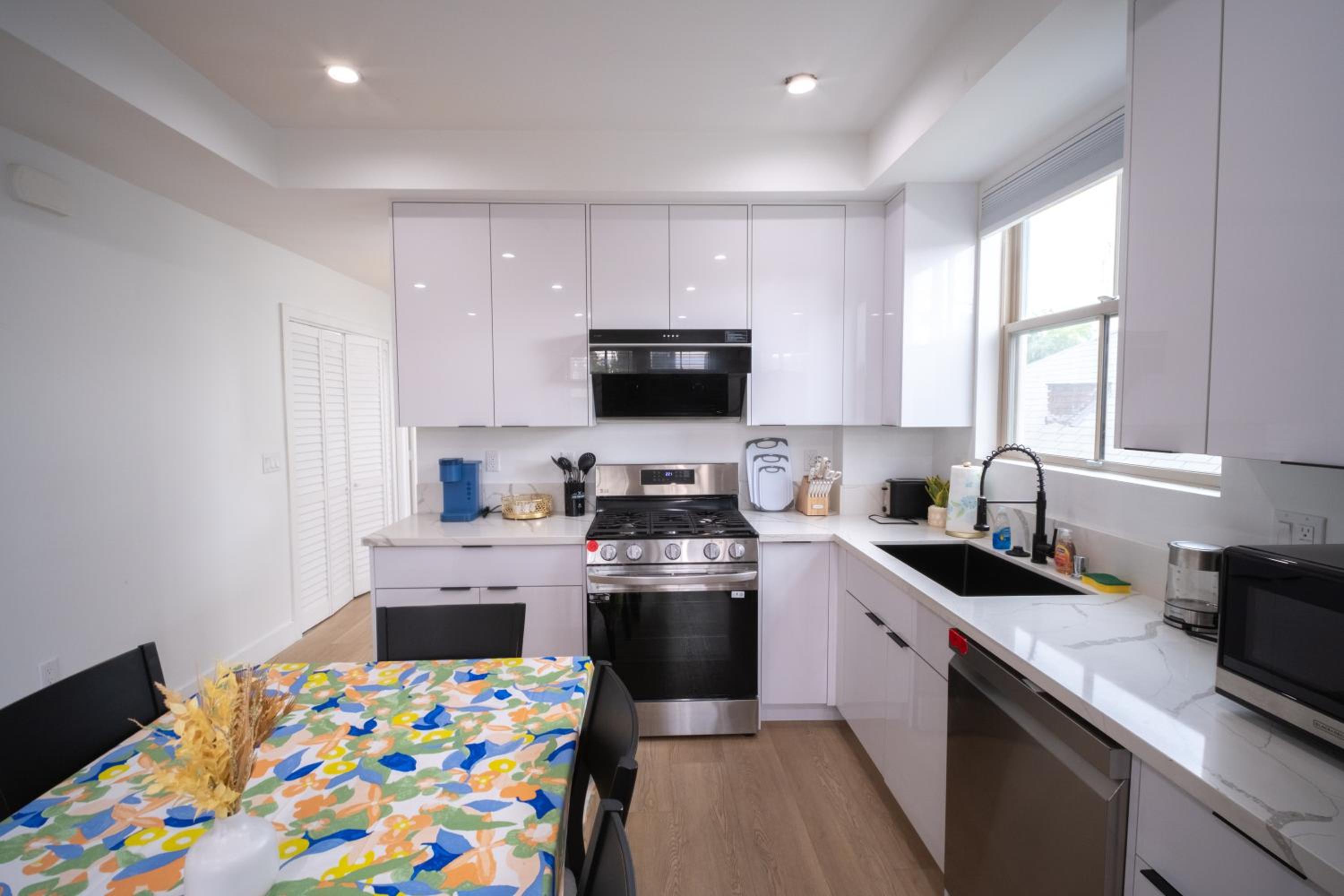 Stylish Private Room by Downtown LA with Private Parking