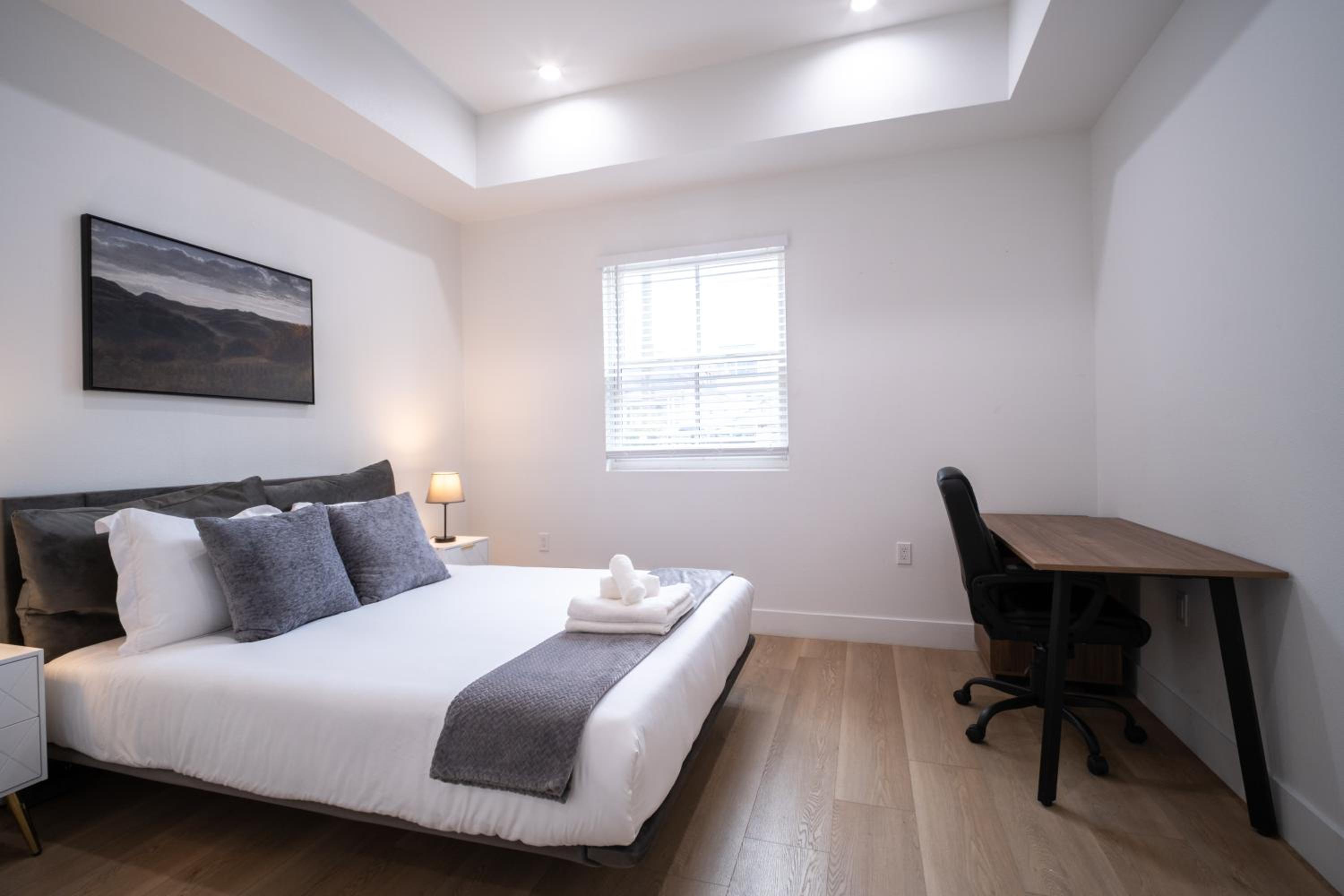 Stylish Private Room by Downtown LA with Private Parking