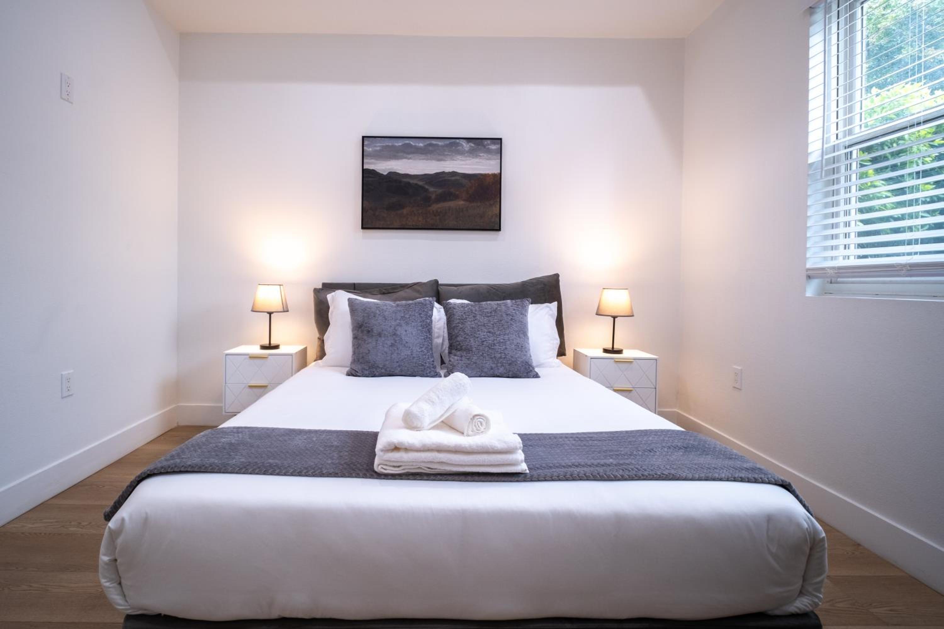 Stylish Private Room by Downtown LA with Private Parking