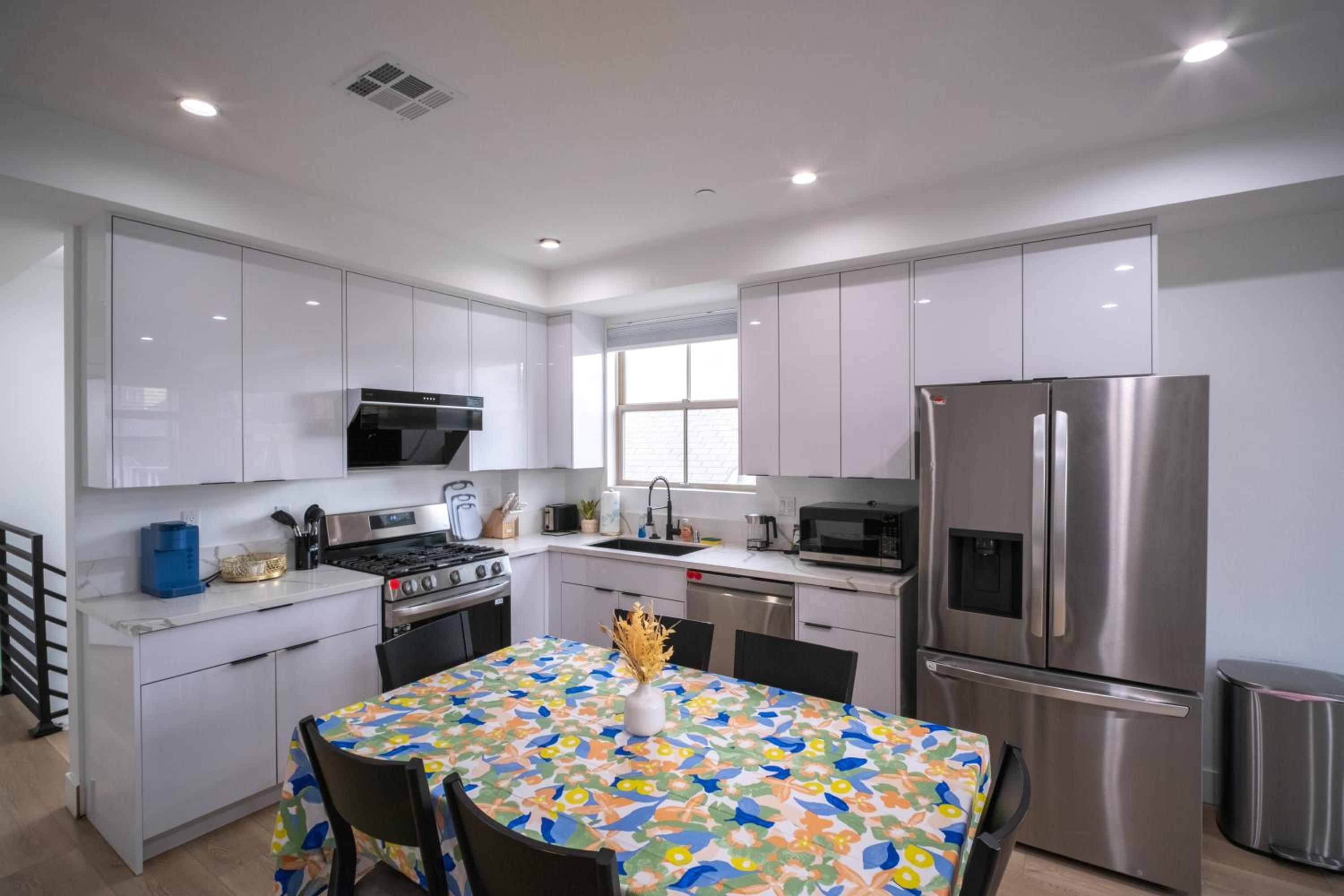 Stylish Private Room by Downtown LA with Private Parking