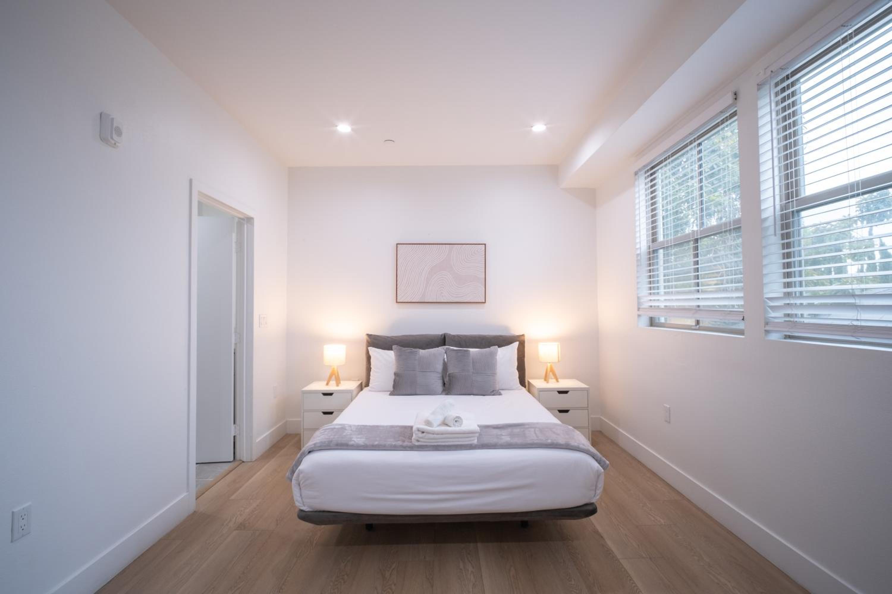 Stylish Private Room by Downtown LA with Private Parking