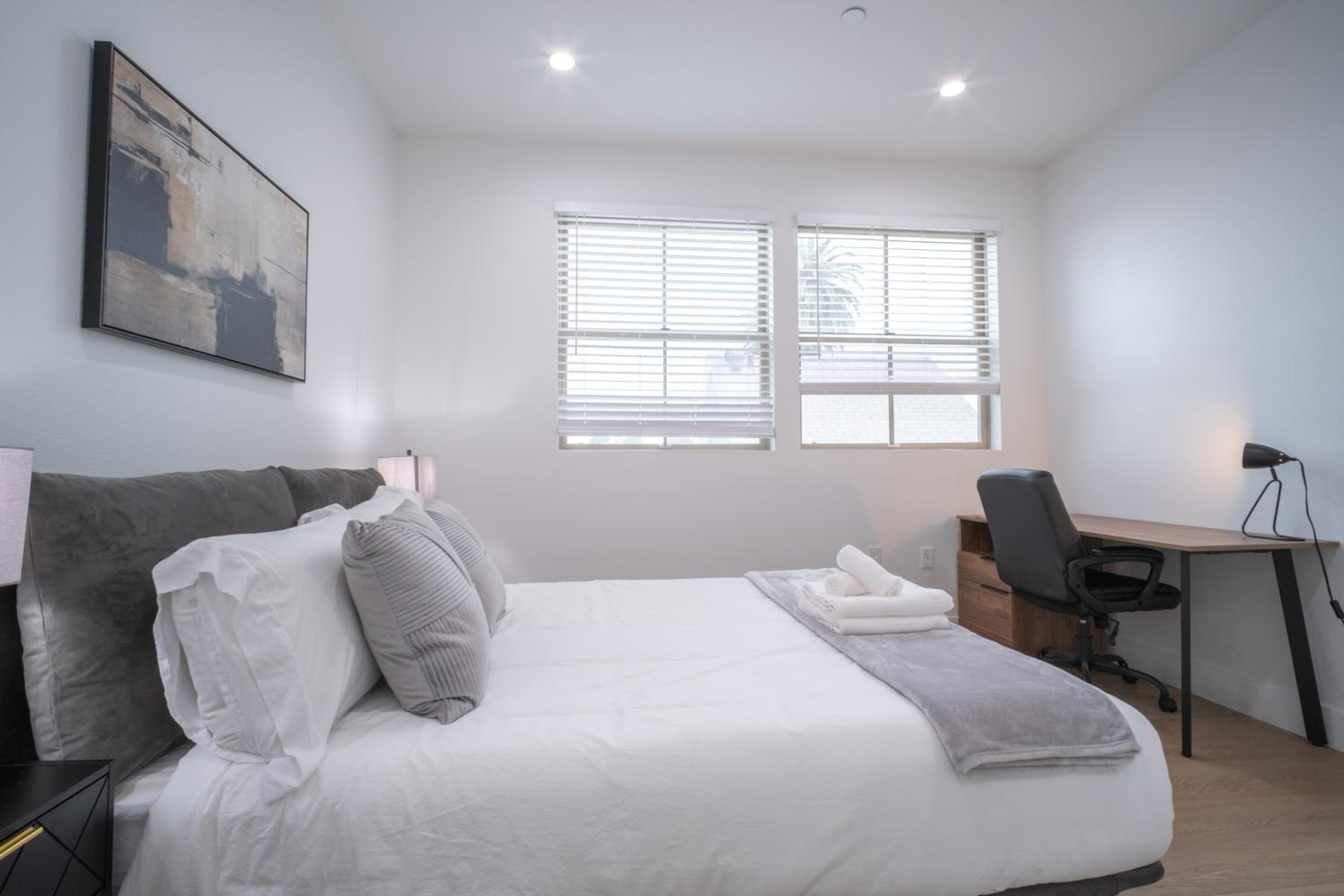 Stylish Private Room by Downtown LA with Private Parking