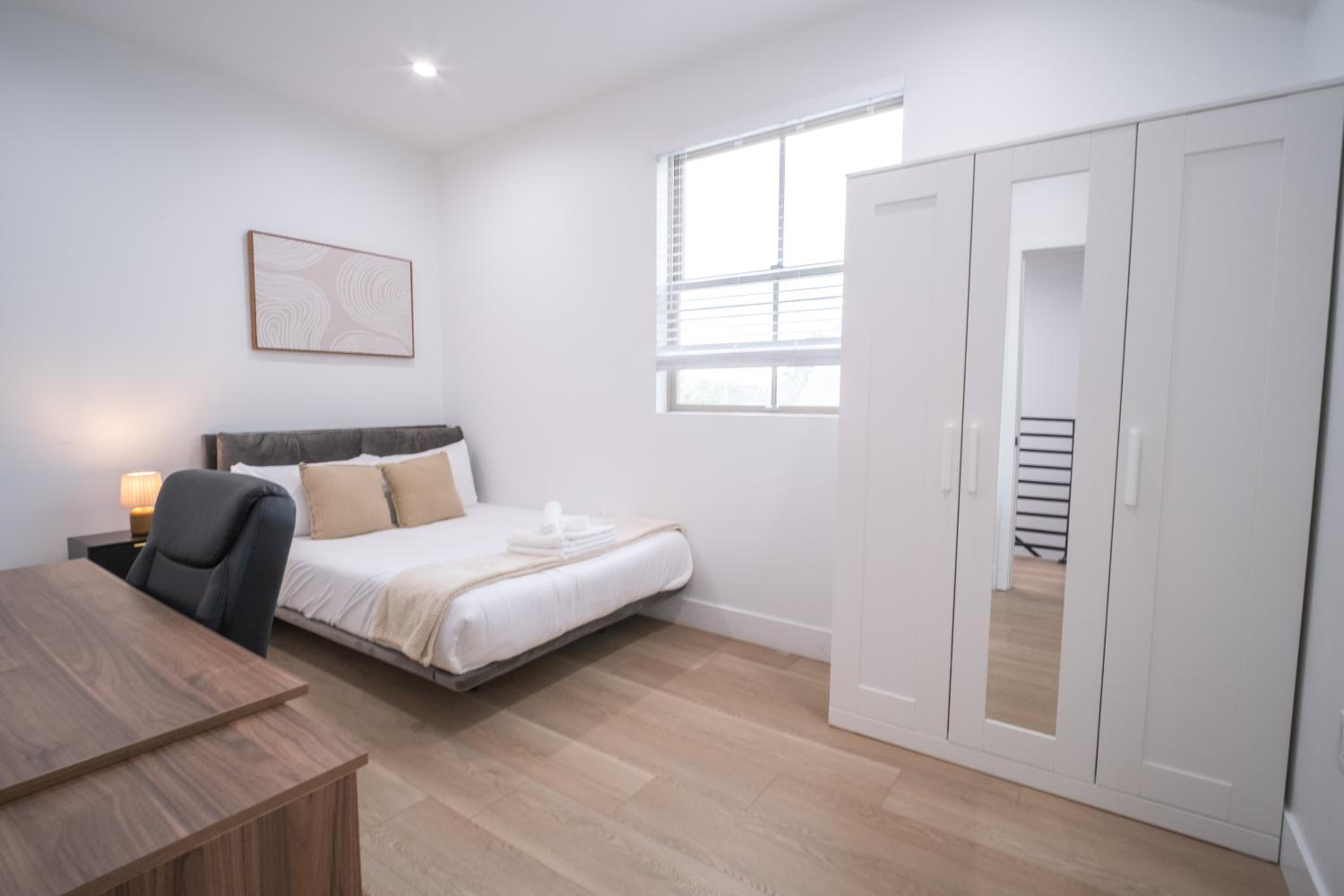 Stylish Private Room by Downtown LA with Private Parking