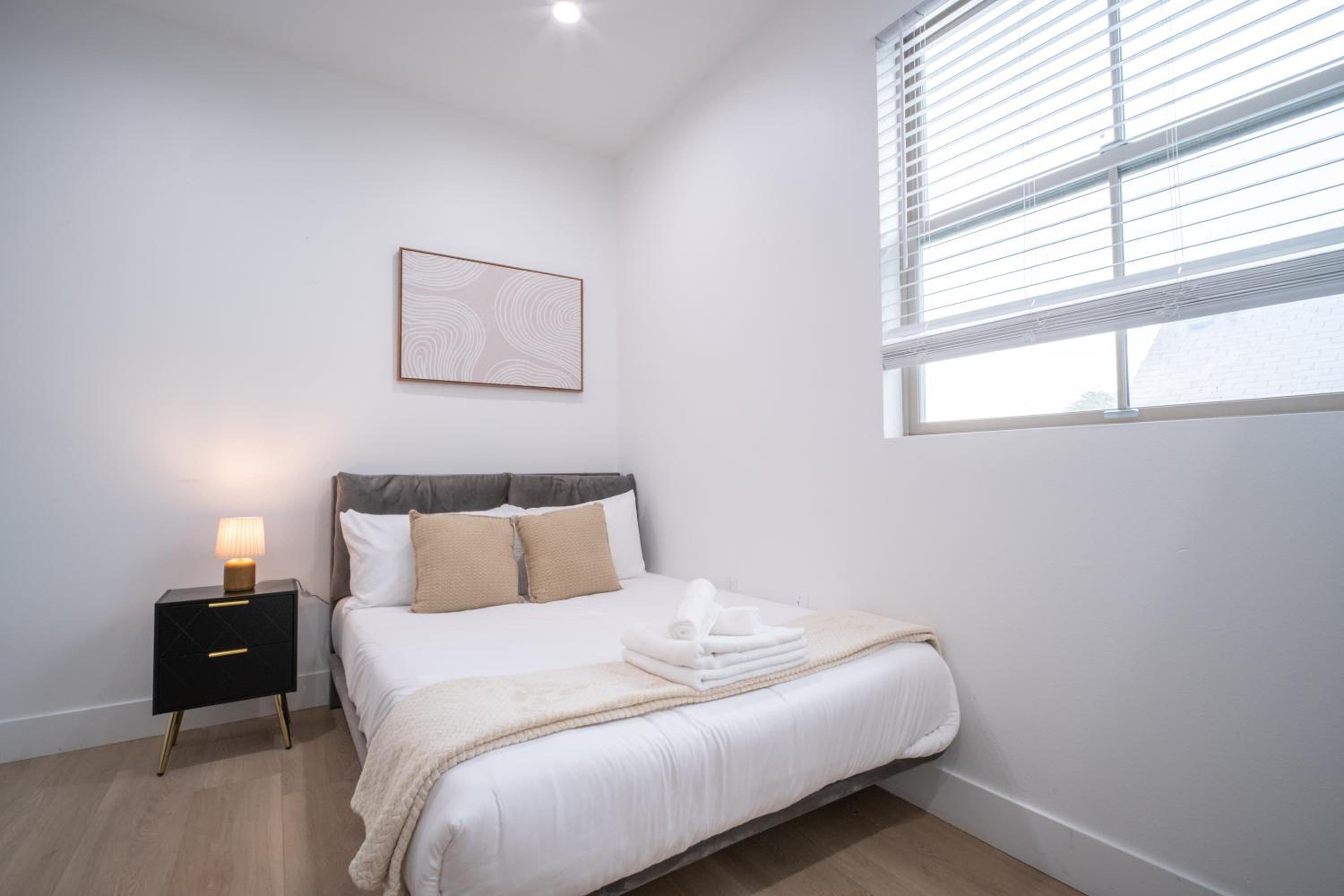 Stylish Private Room by Downtown LA with Private Parking
