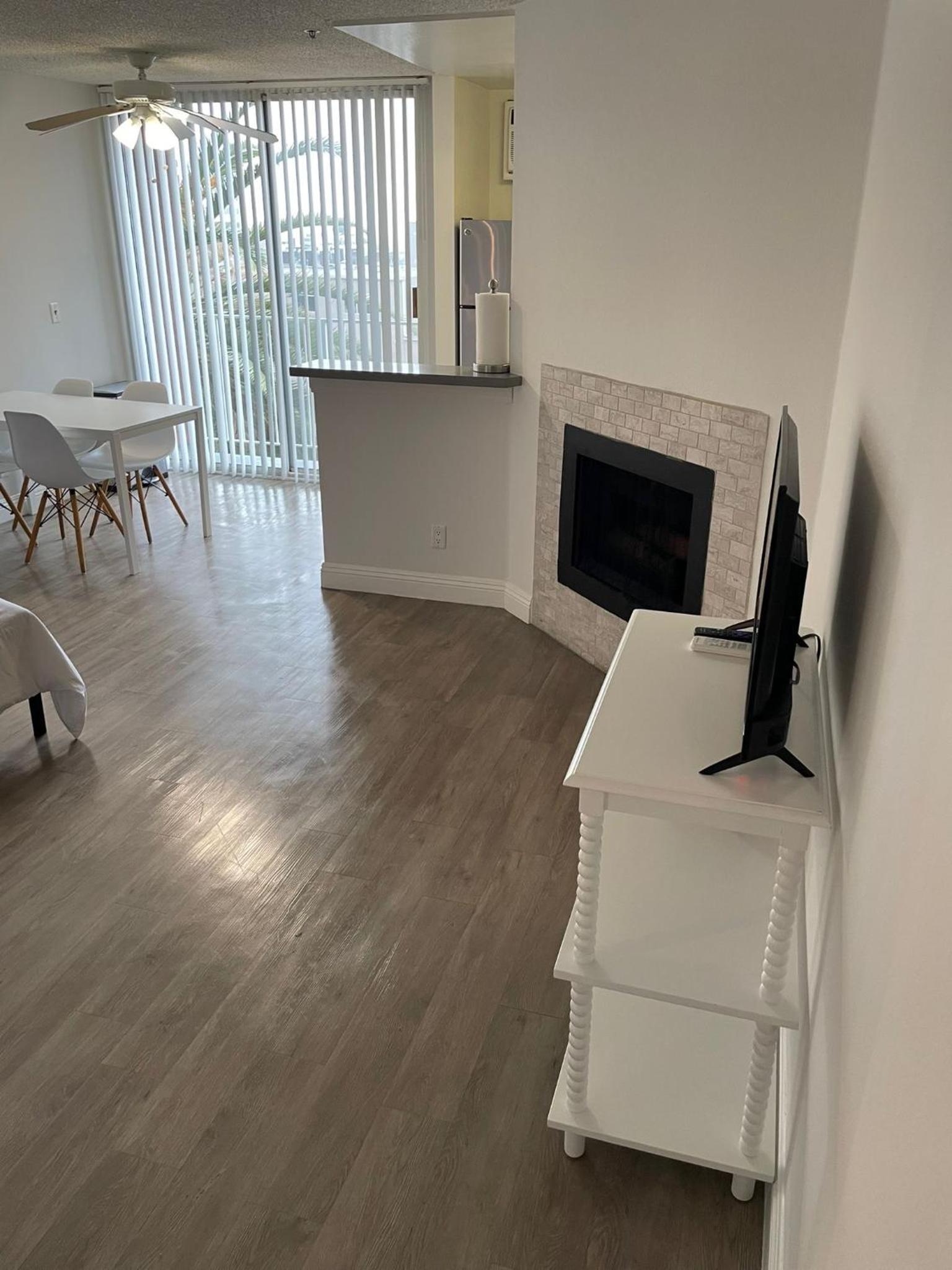 Hollywood Spectacular Loft FREE Designated parking