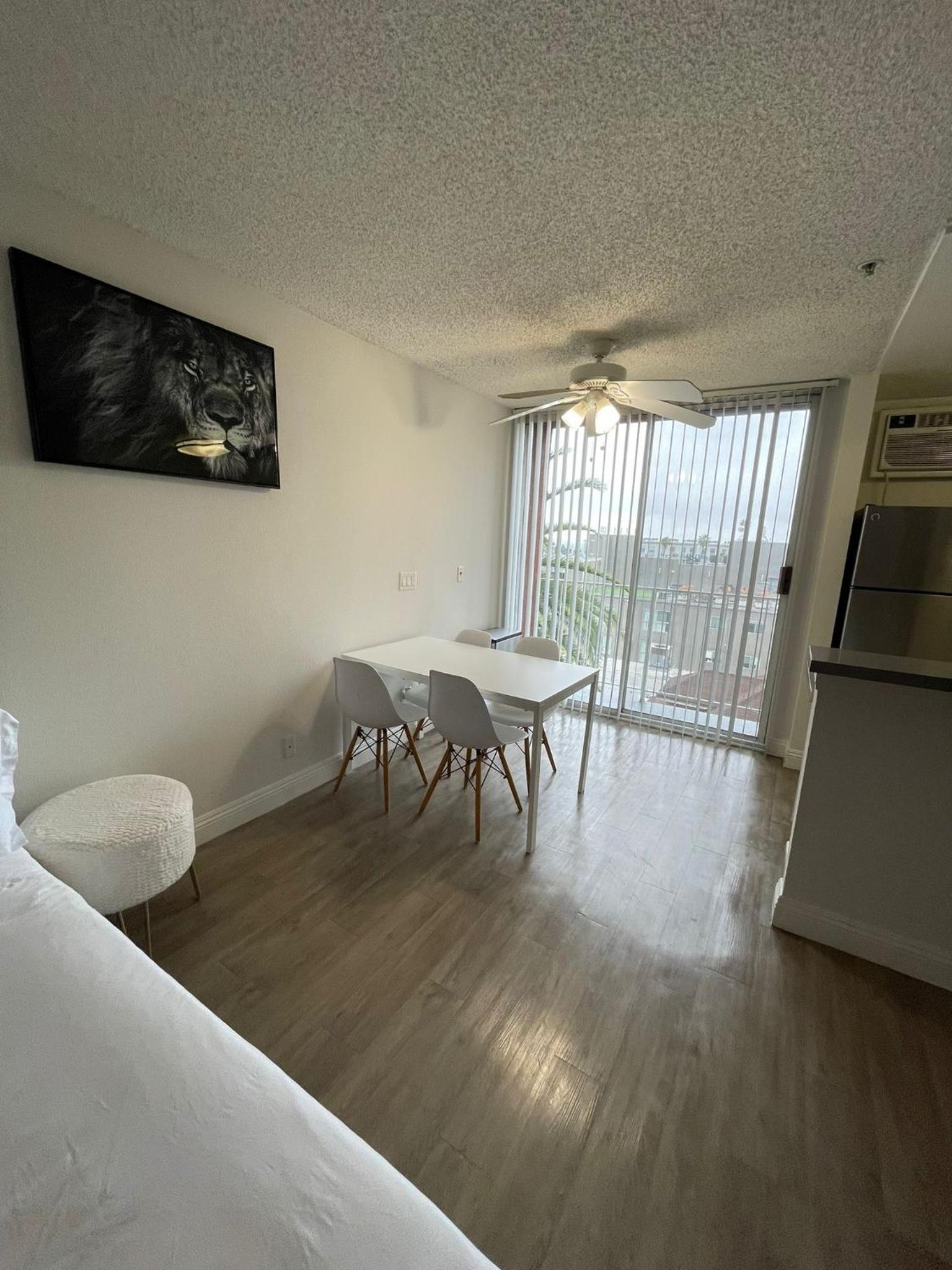 Hollywood Spectacular Loft FREE Designated parking