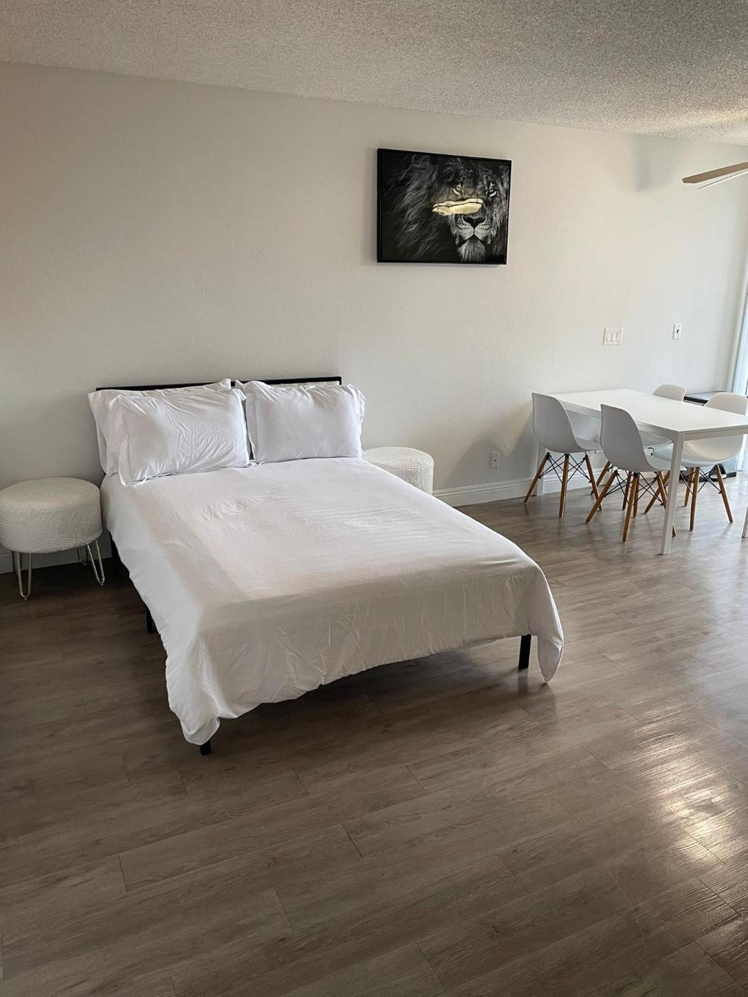 Hollywood Spectacular Loft FREE Designated parking