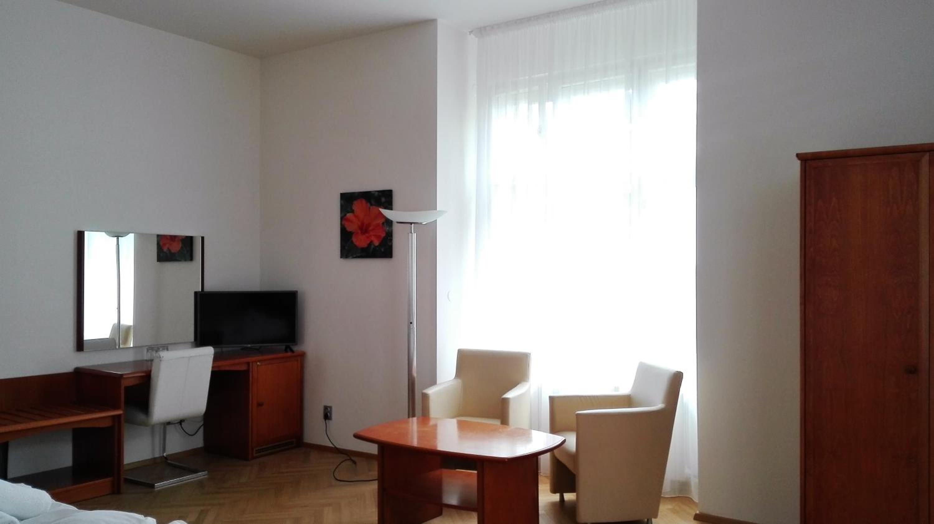 Residence Dykova - former Pension Jana, Domov Mládeže