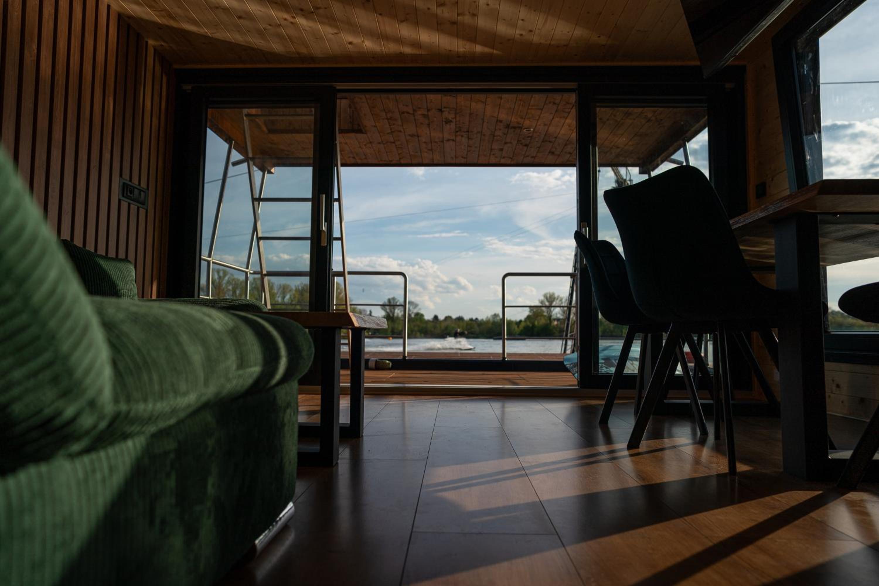 House Boat s výhledem na Wake Port