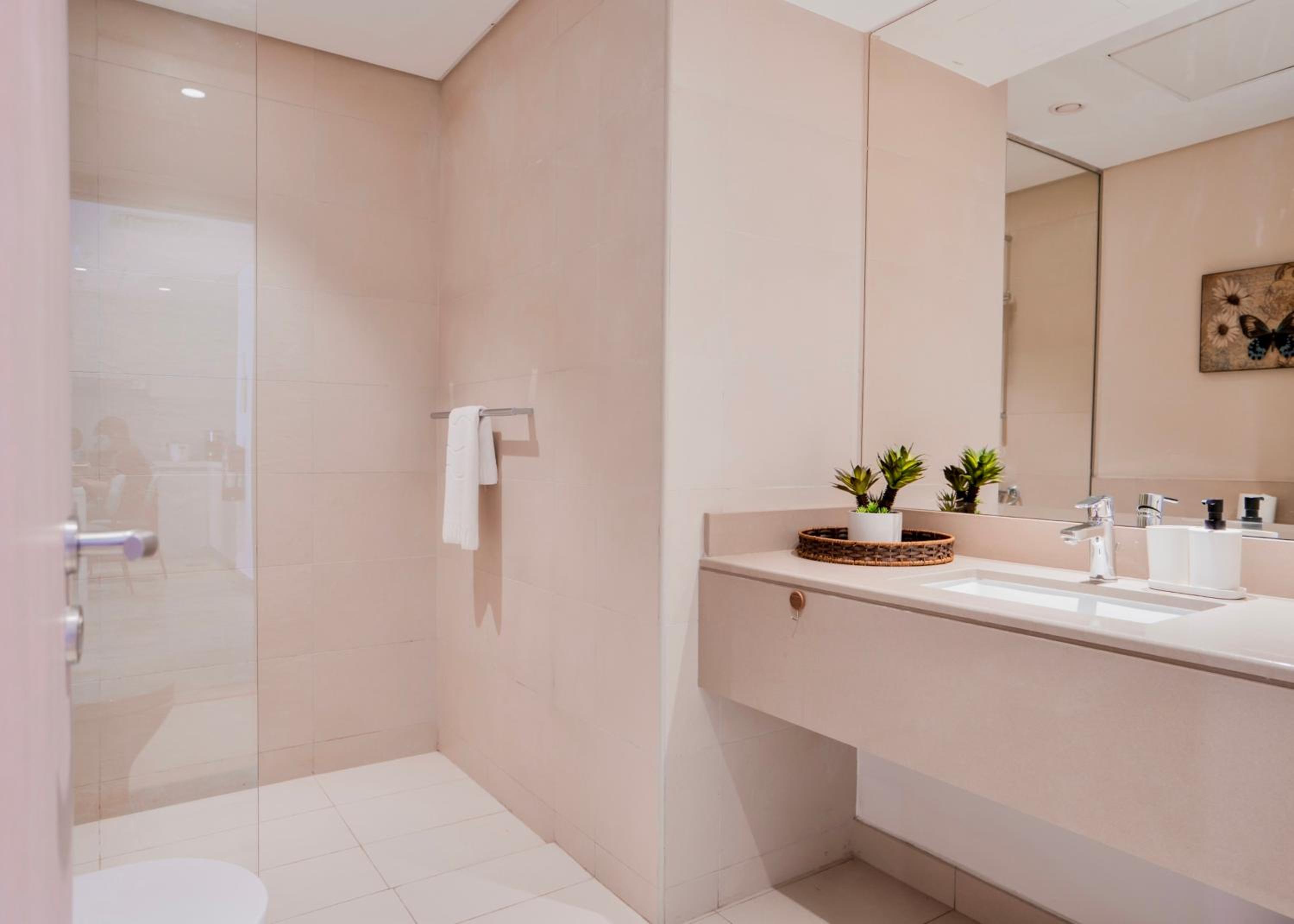 Maison Privee - Modern Yas Island Escape with Peaceful Canal Views