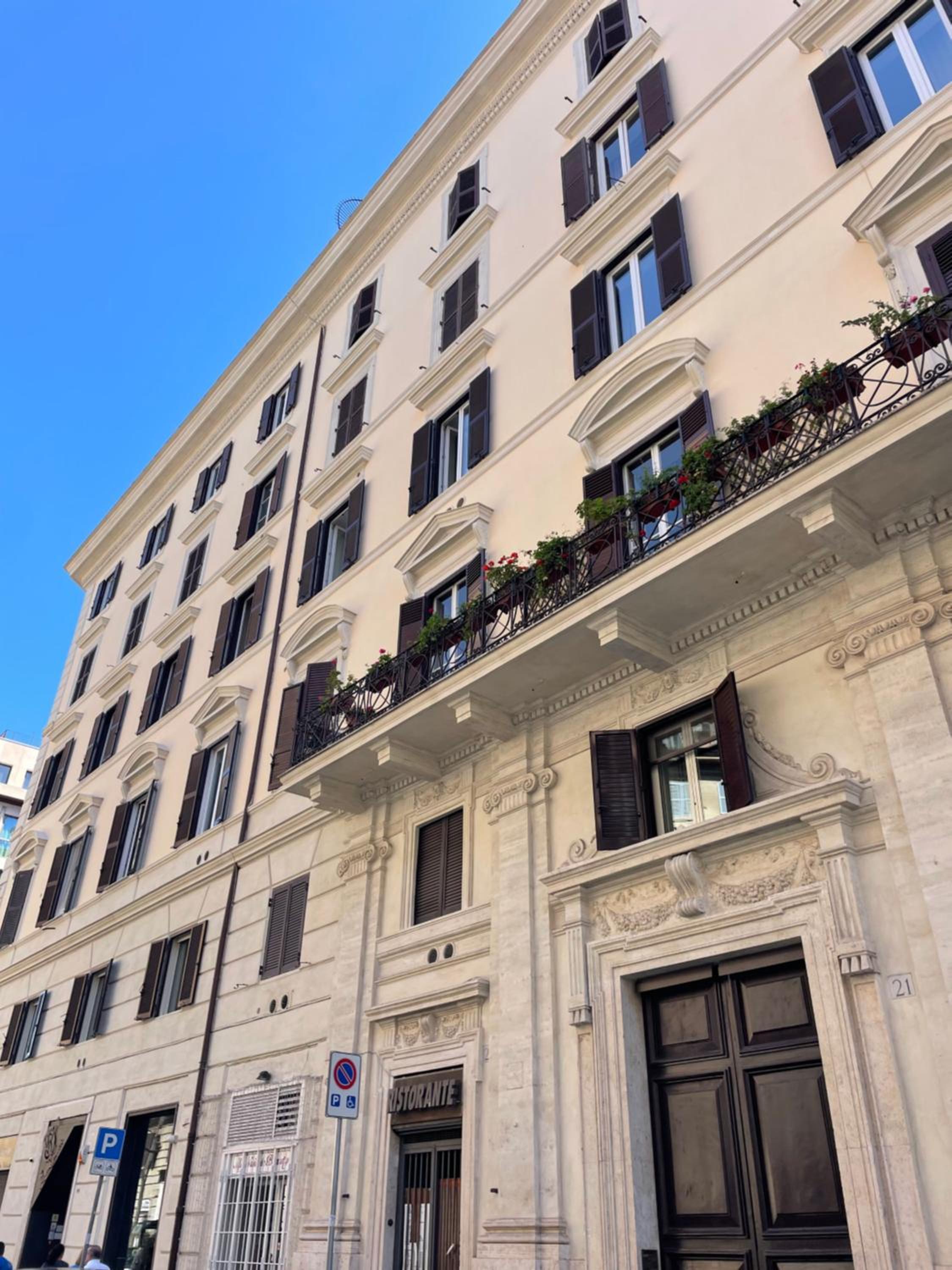 Charming Vatican Apartment with Balcony 6B