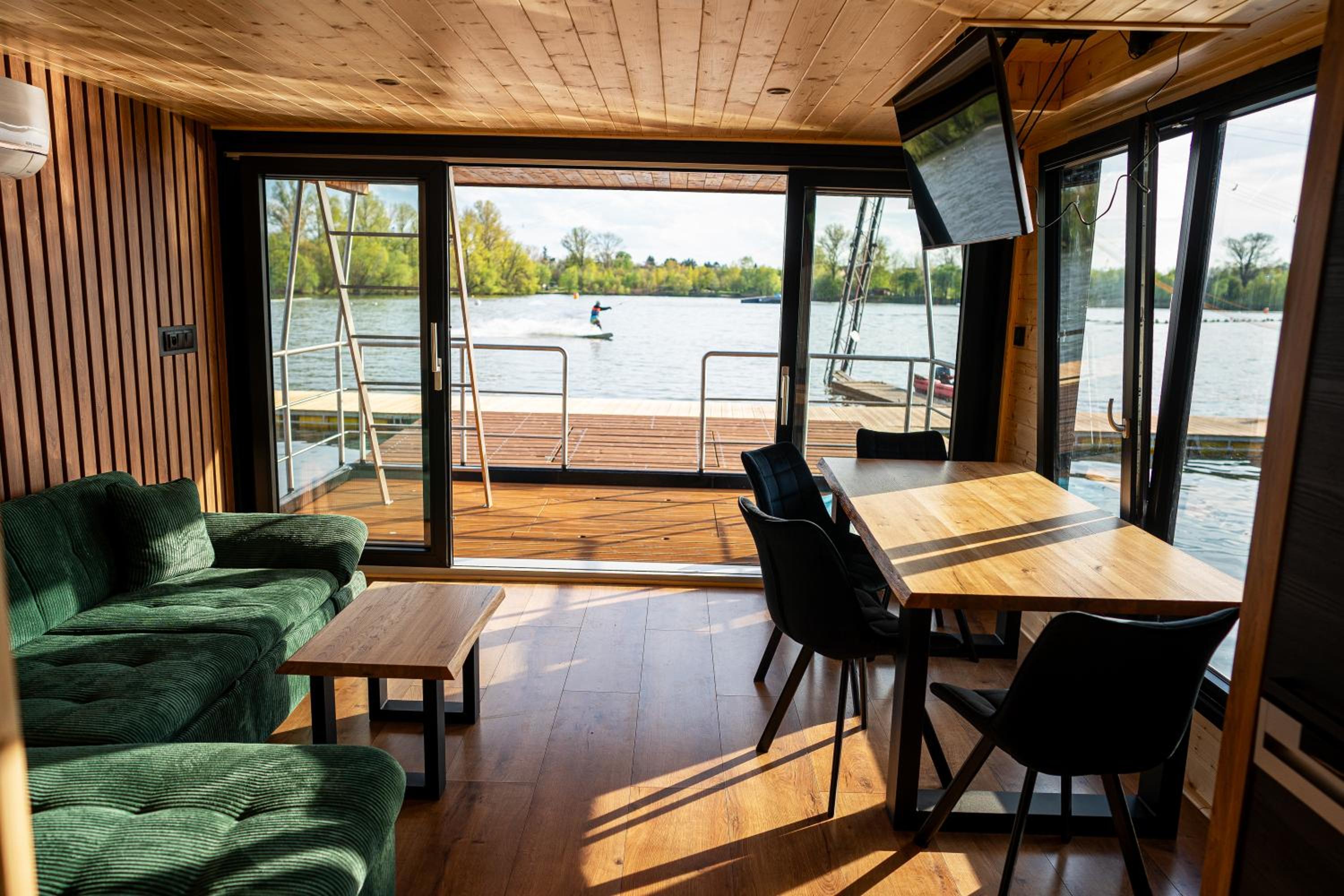 House Boat s výhledem na Wake Port