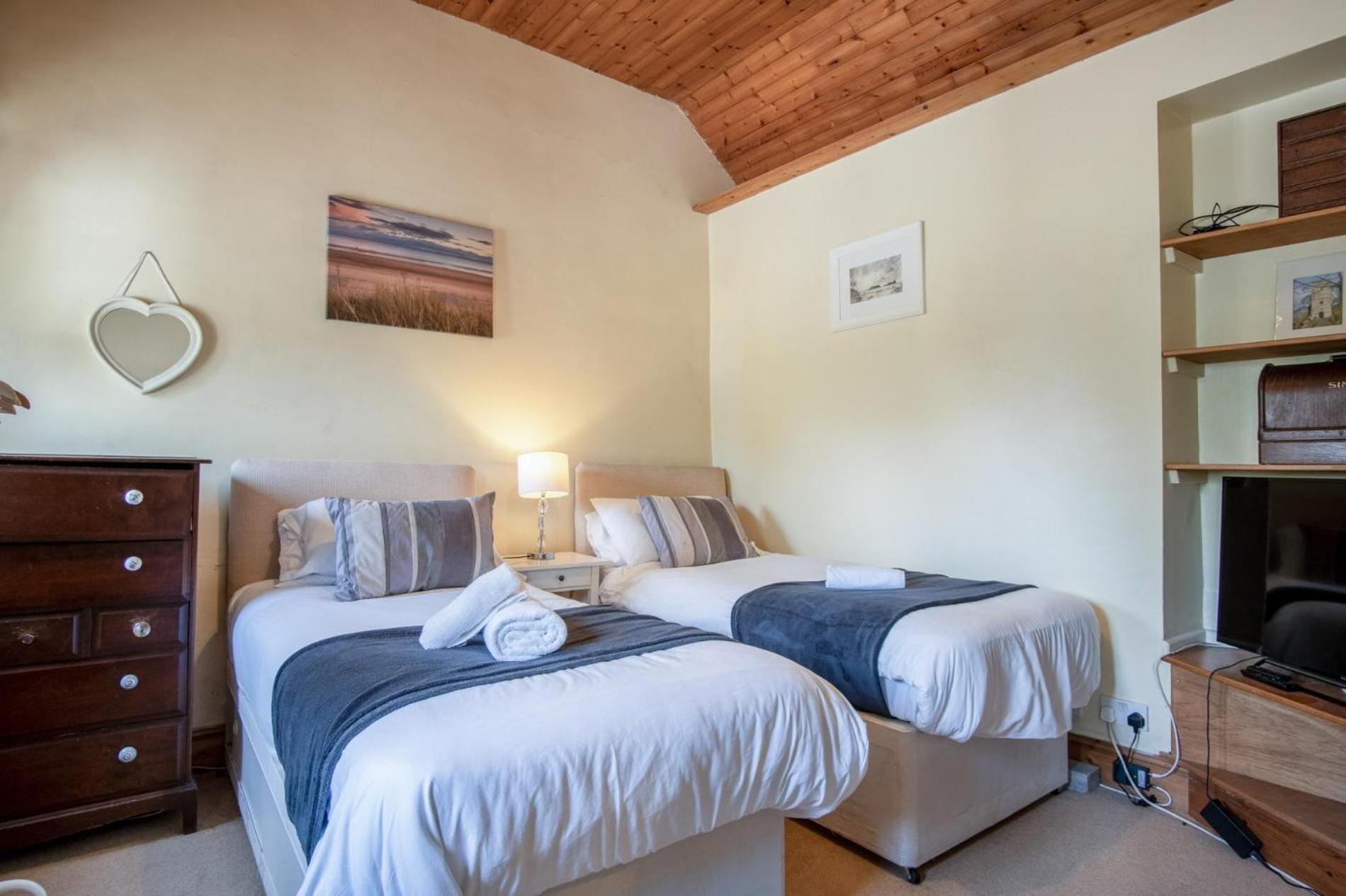 Bullcroft - 6 Bedroom House - Oxwich