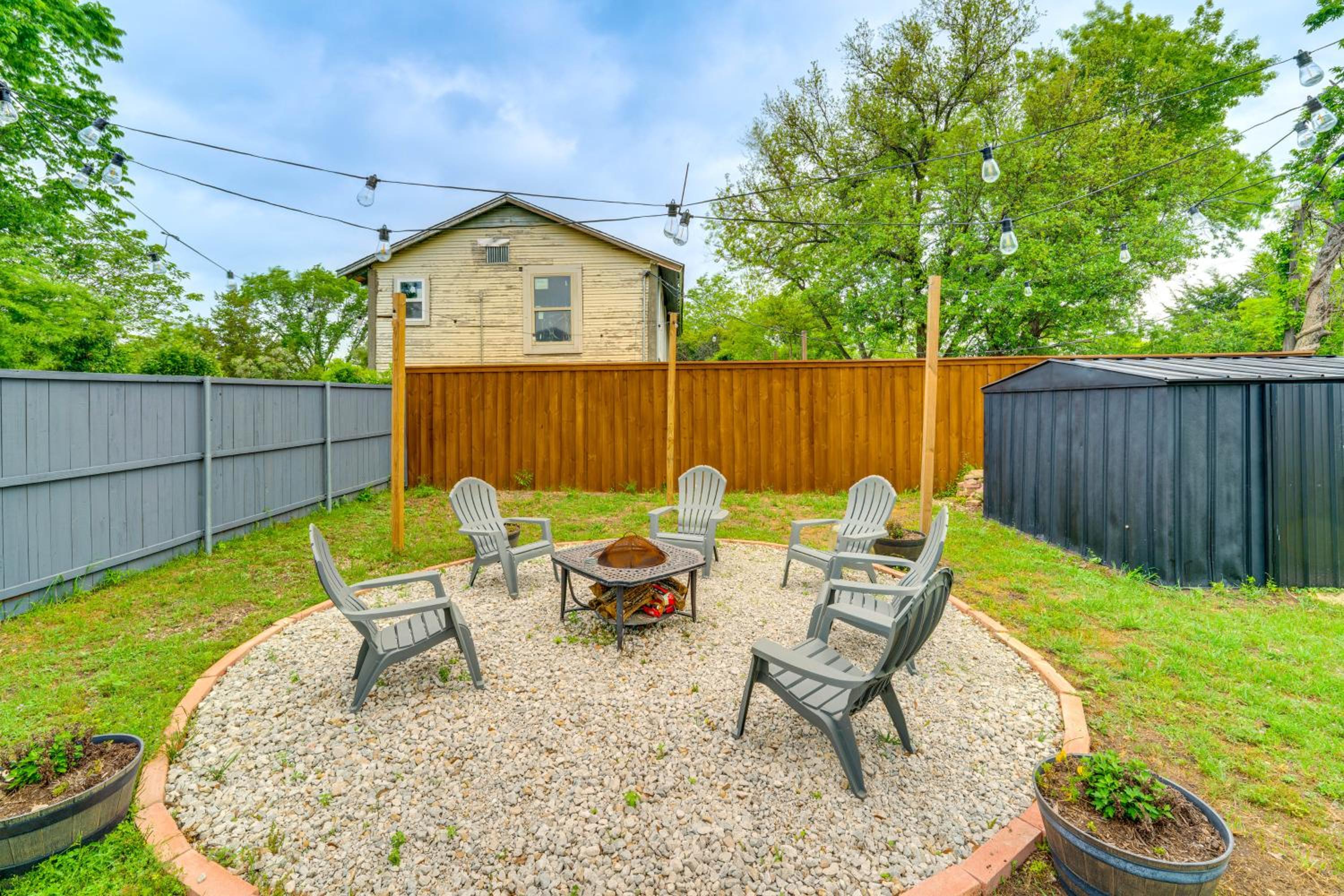5 Mi to Dtwn Dallas Home with Patio and Fire Pit!