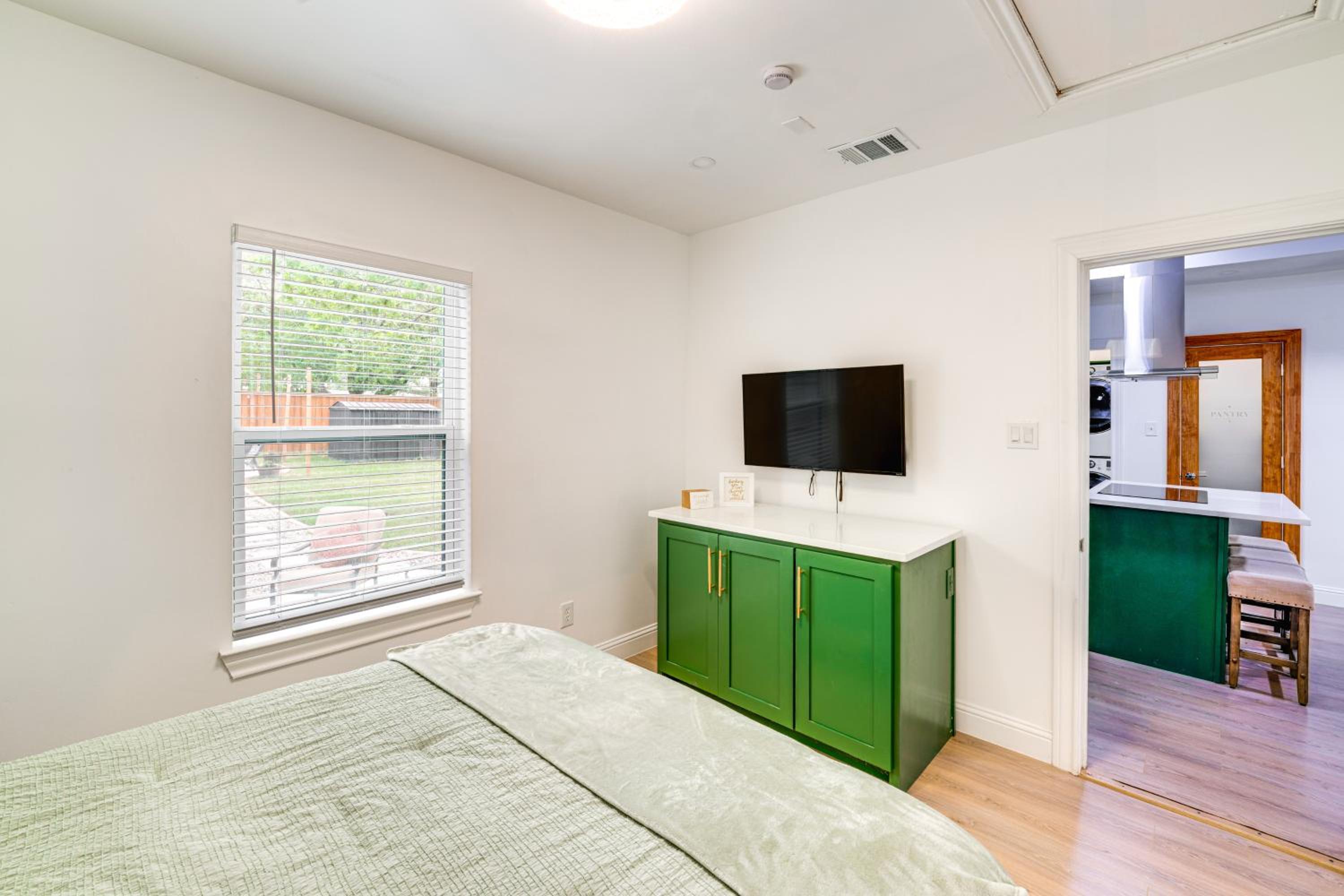5 Mi to Dtwn Dallas Home with Patio and Fire Pit!